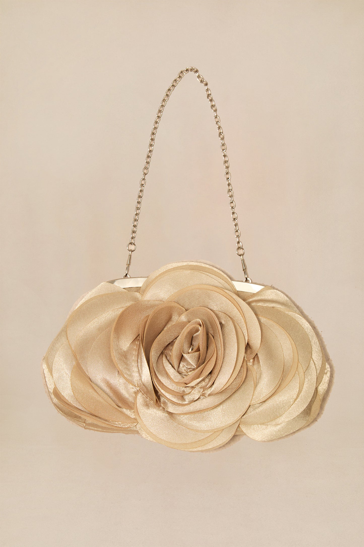 Bolso de noche de satén con pétalos de rosa en capas