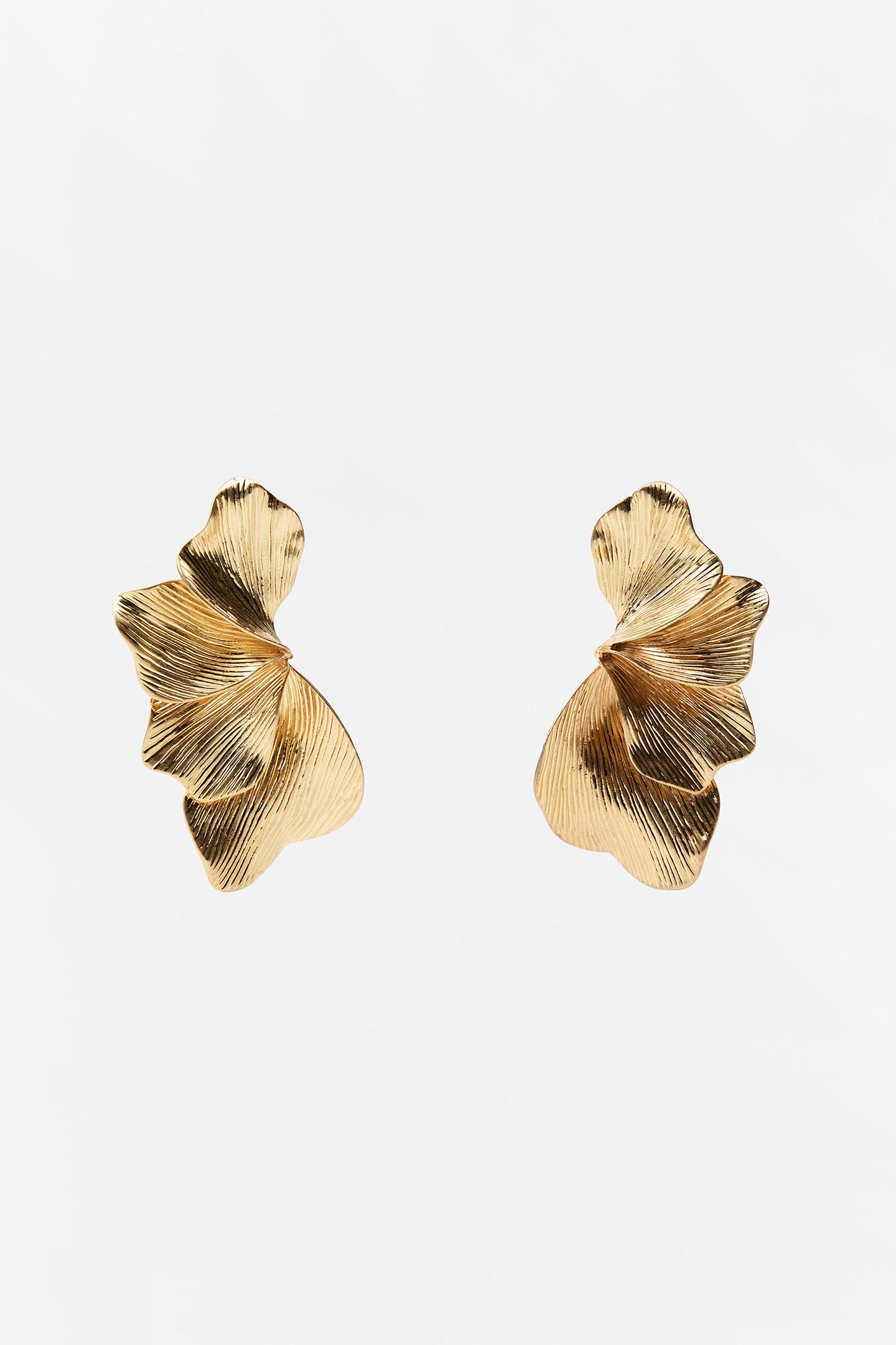 Pendientes colgantes de hoja de metal dorado