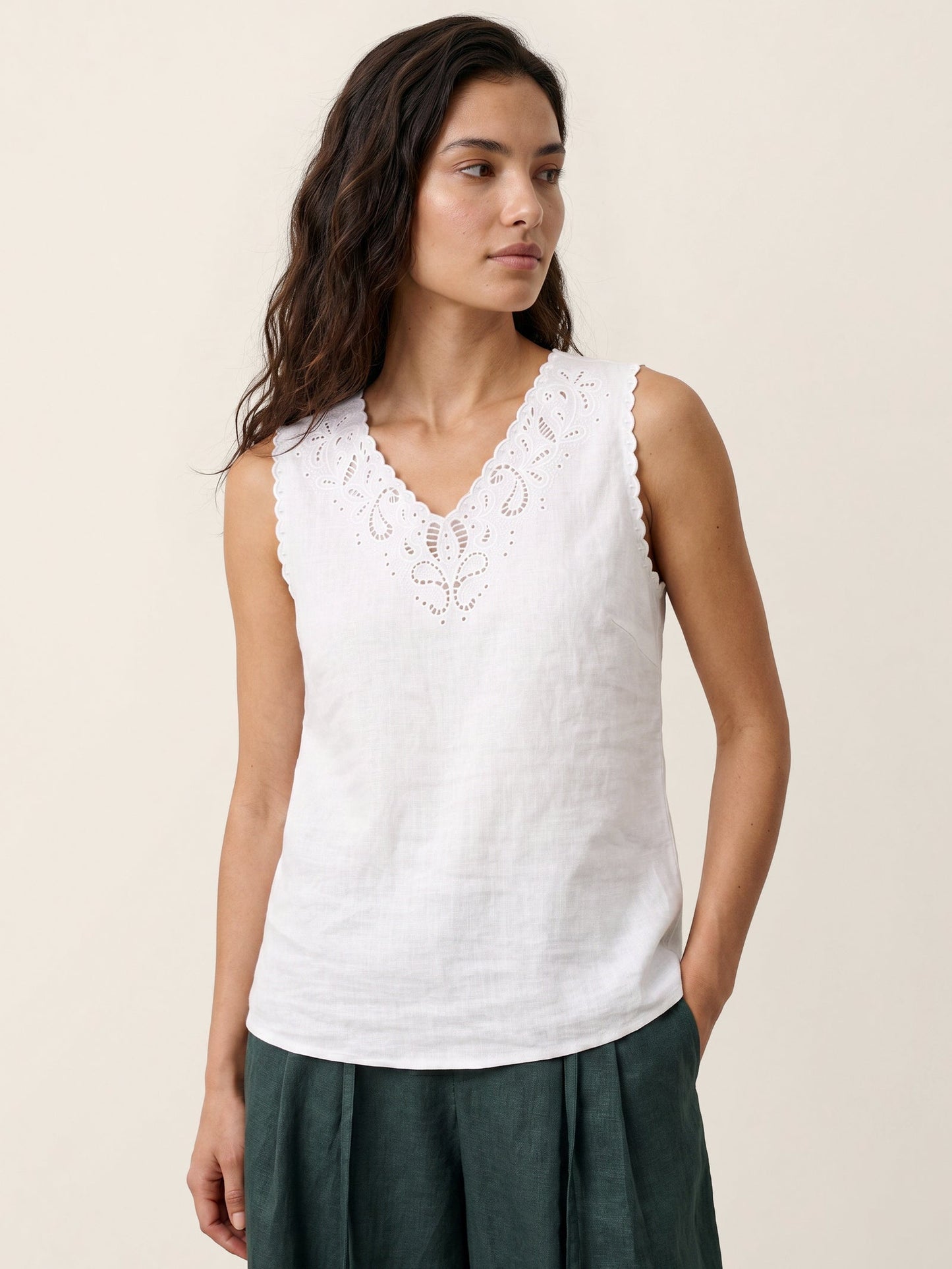 Marisa | Top de Lino con Escote Bordado