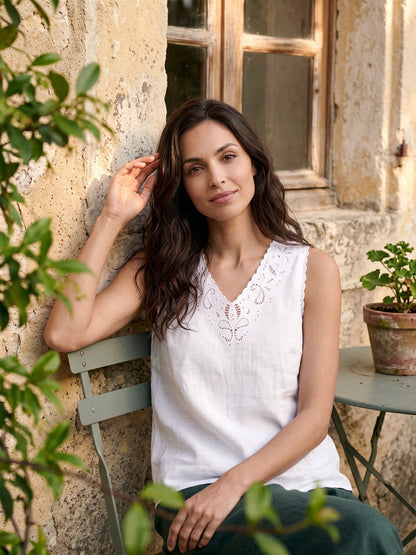 Marisa | Top de Lino con Escote Bordado