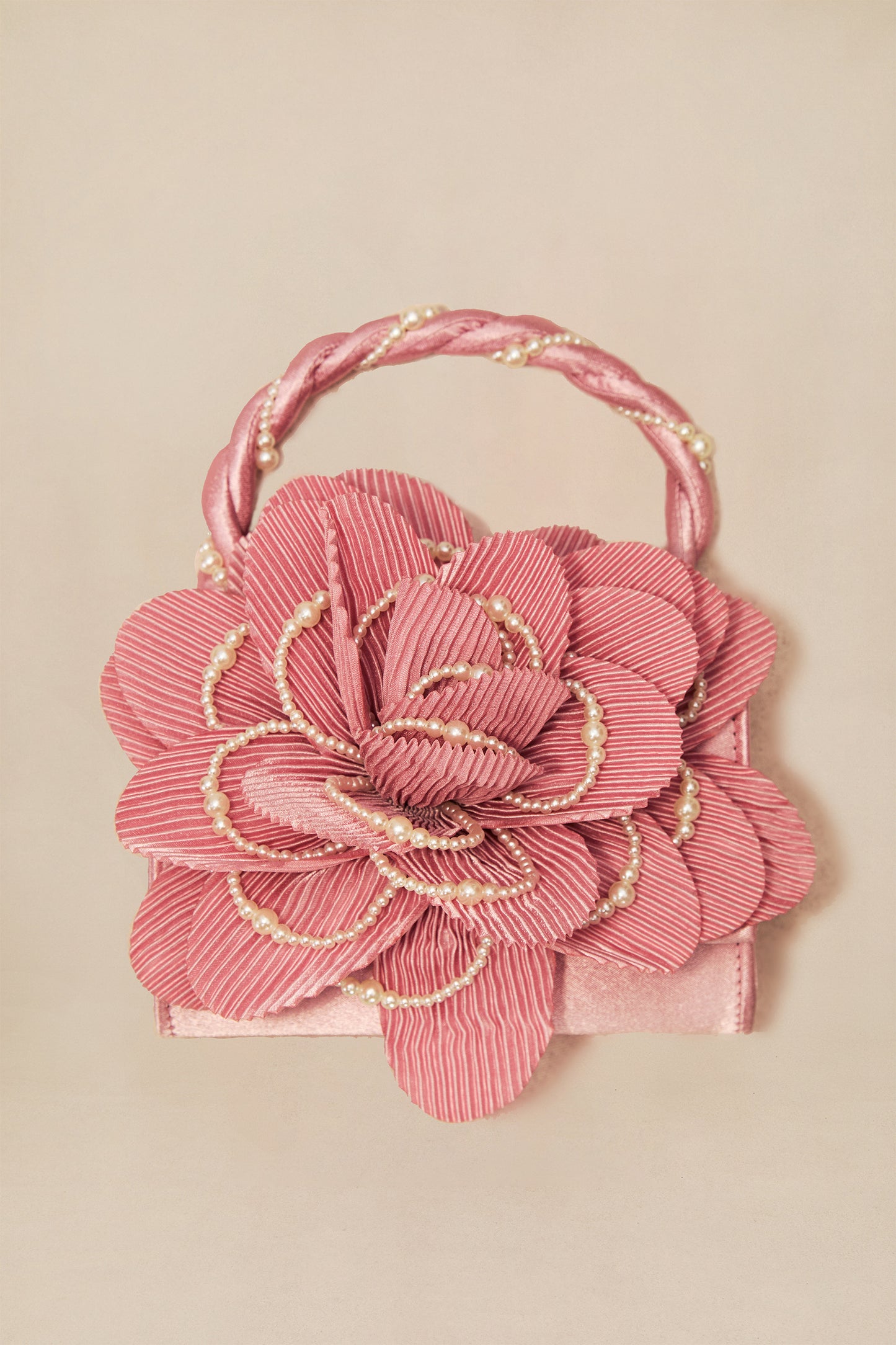 Bolso de noche plisado con pétalos y asa de perlas