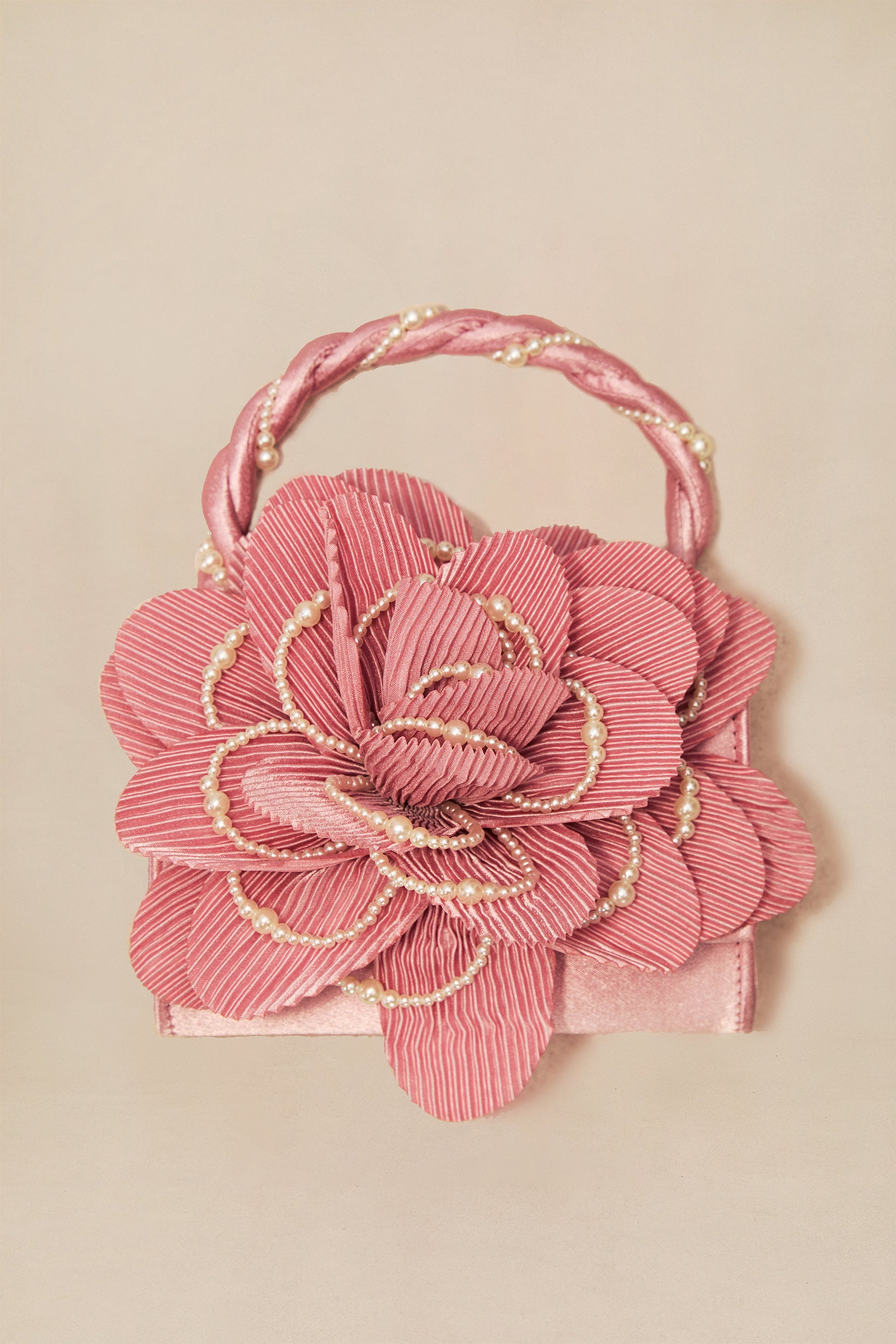 Bolso de noche plisado con pétalos y asa de perlas