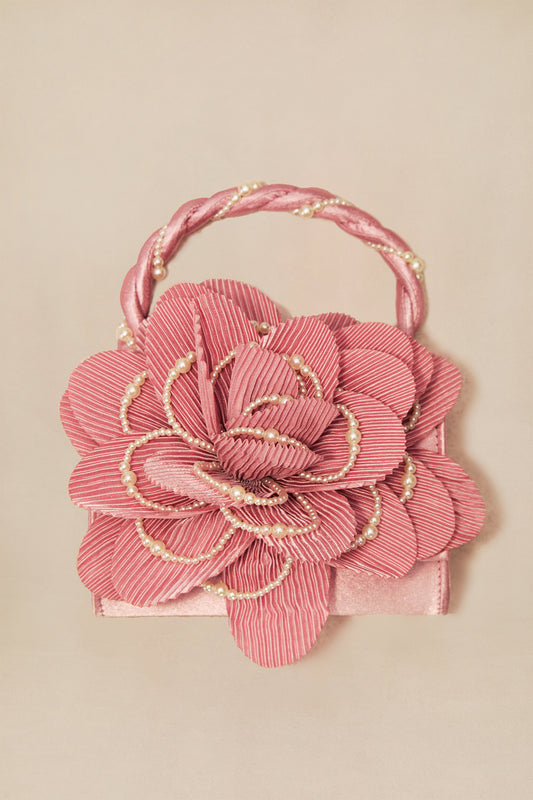 Bolso de noche plisado con pétalos y asa de perlas