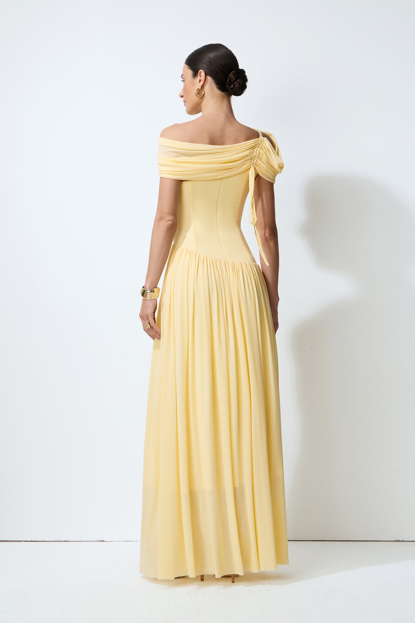 Vestido largo amarillo de un hombro, frontal