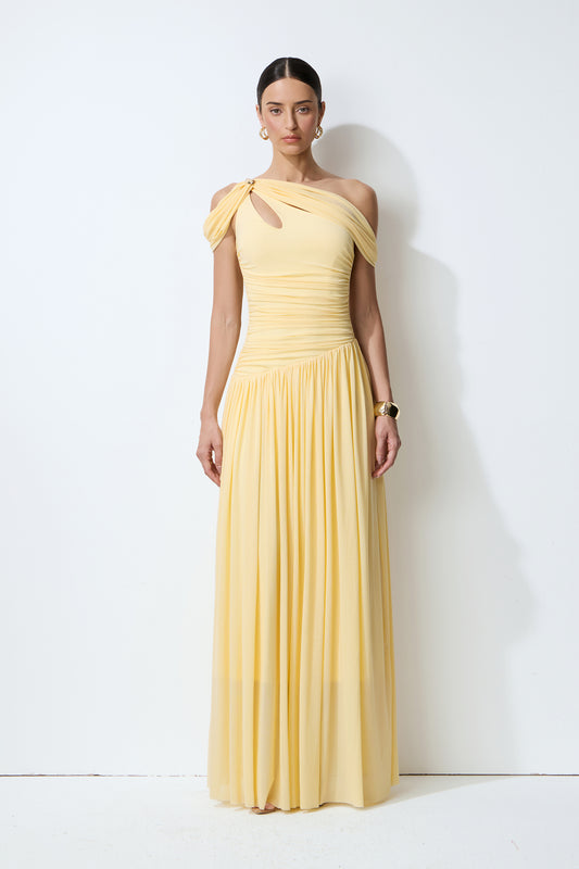 Vestido largo amarillo de un hombro con abertura
