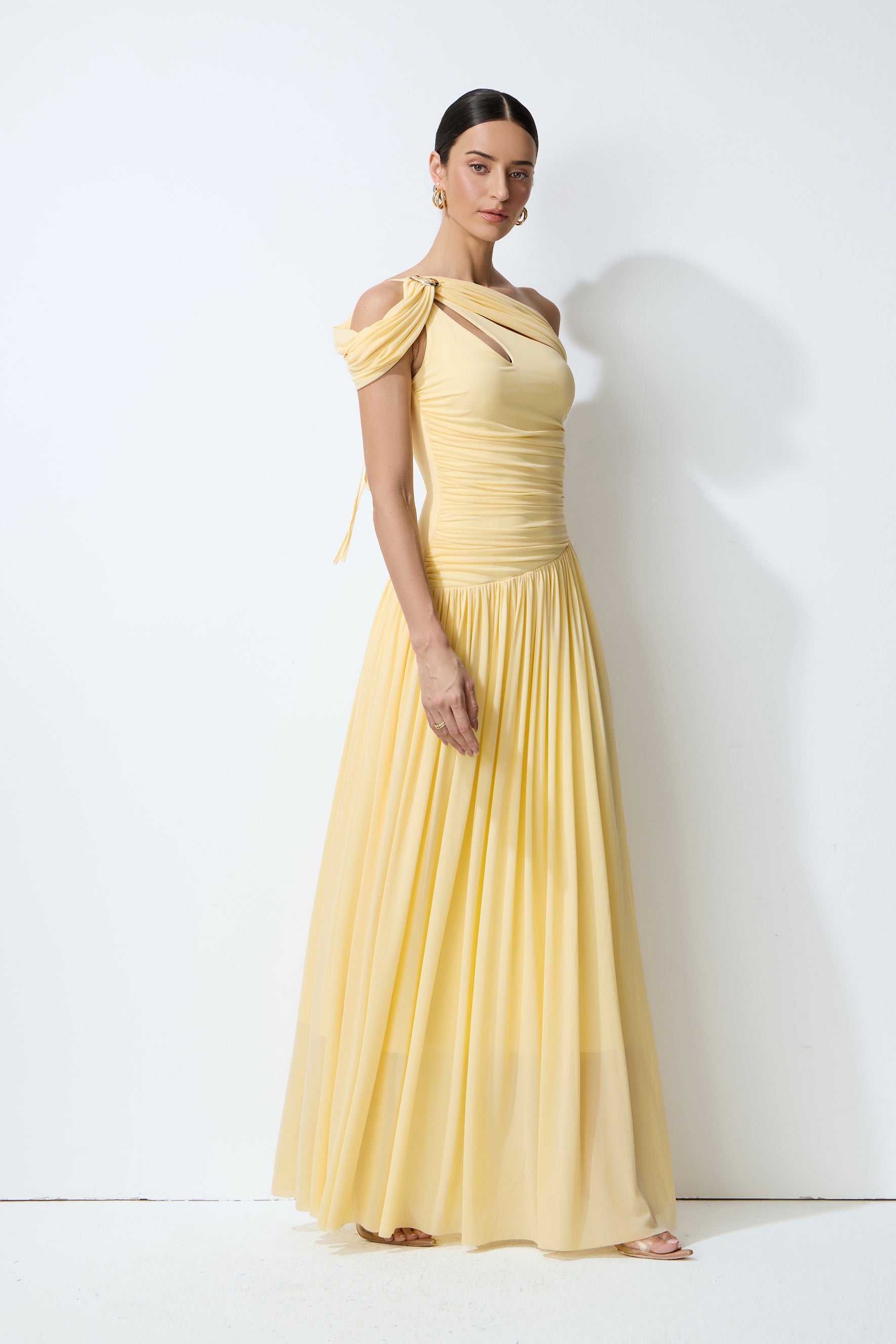 Vestido largo amarillo, tres cuartos