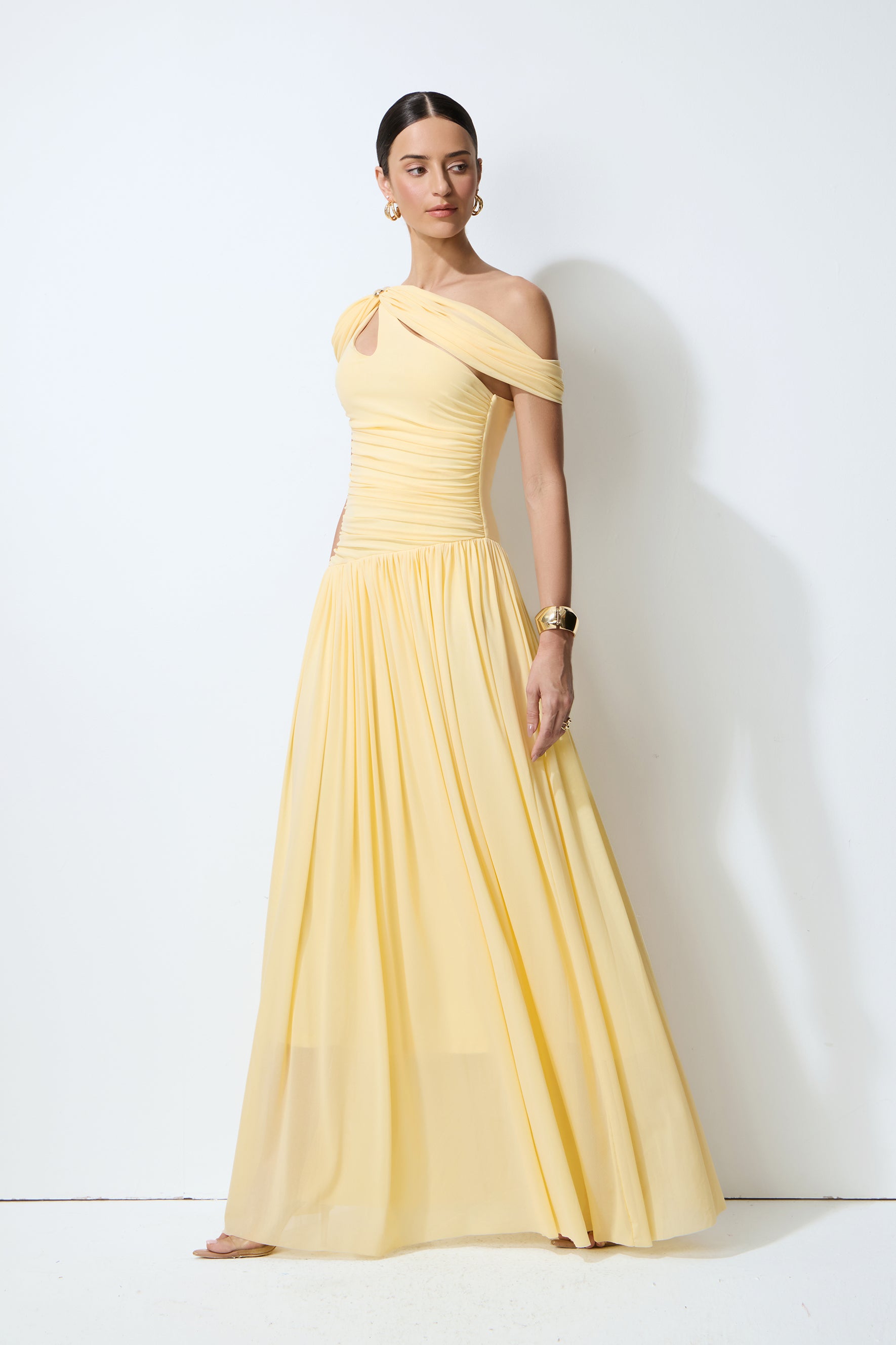 Vestido largo amarillo, perfil