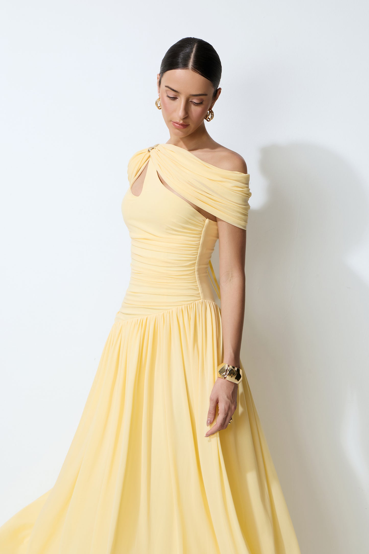 Vestido largo amarillo, detalle de la abertura