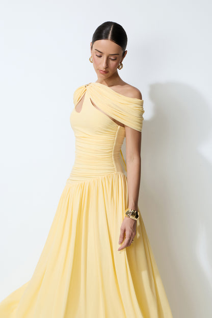 Vestido largo amarillo, detalle de la abertura