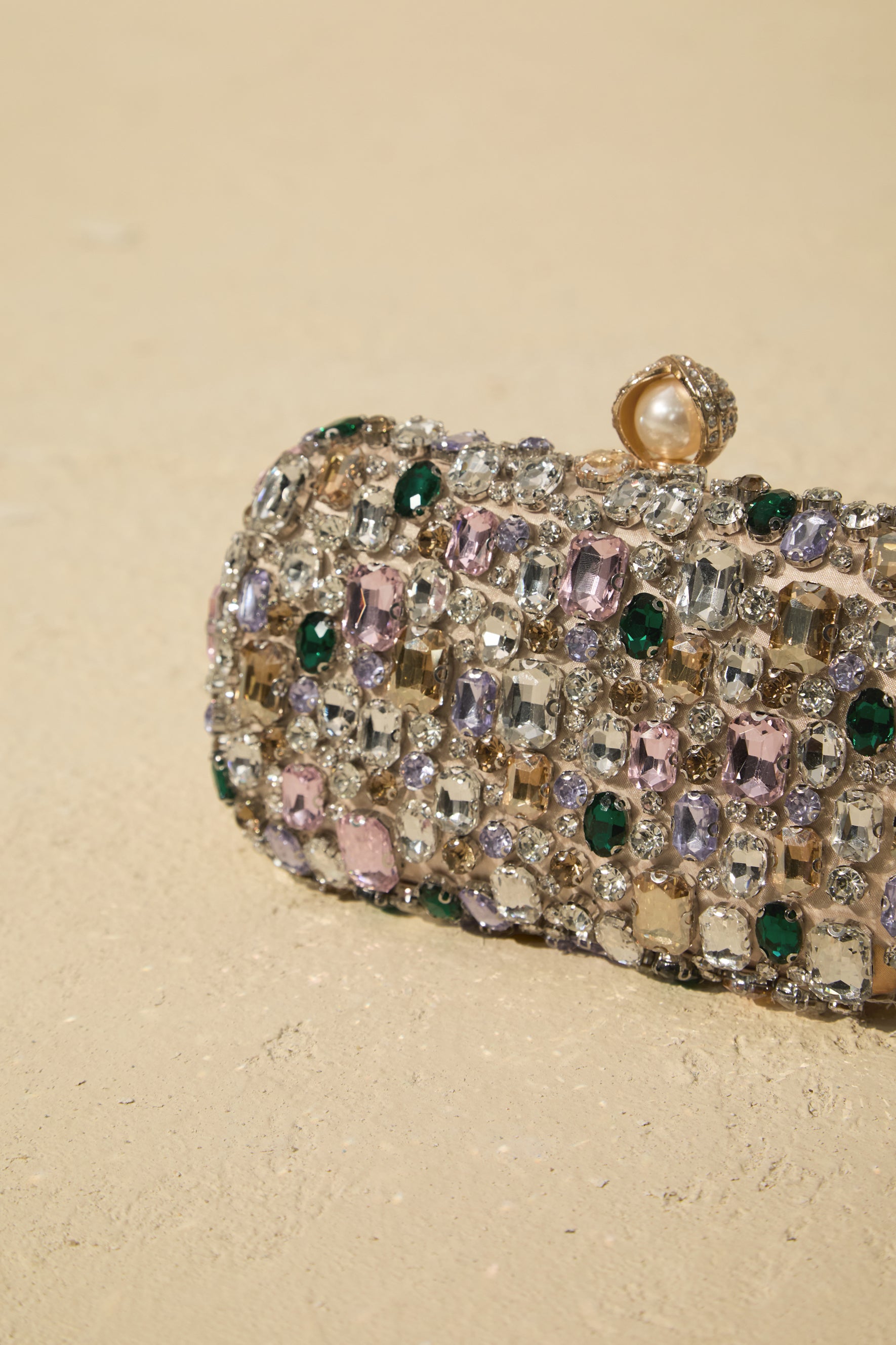 Clutch de satén con cristales, detalle