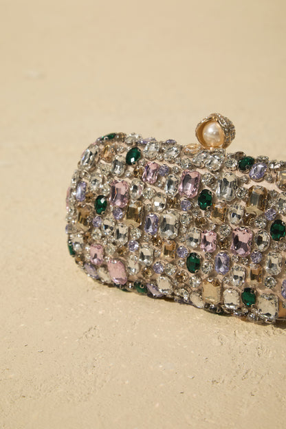 Clutch de satén con cristales, detalle