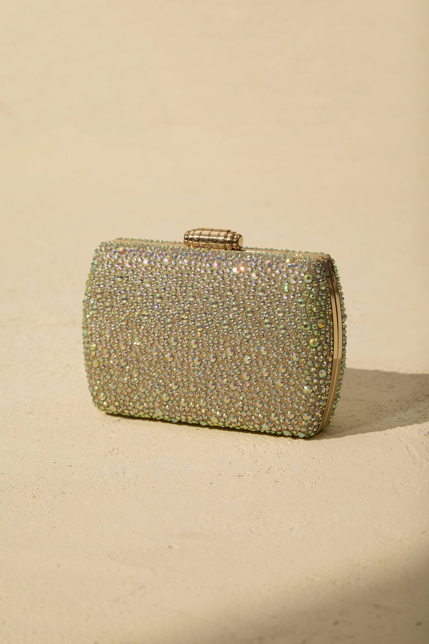 Clutch de cristales, en mano