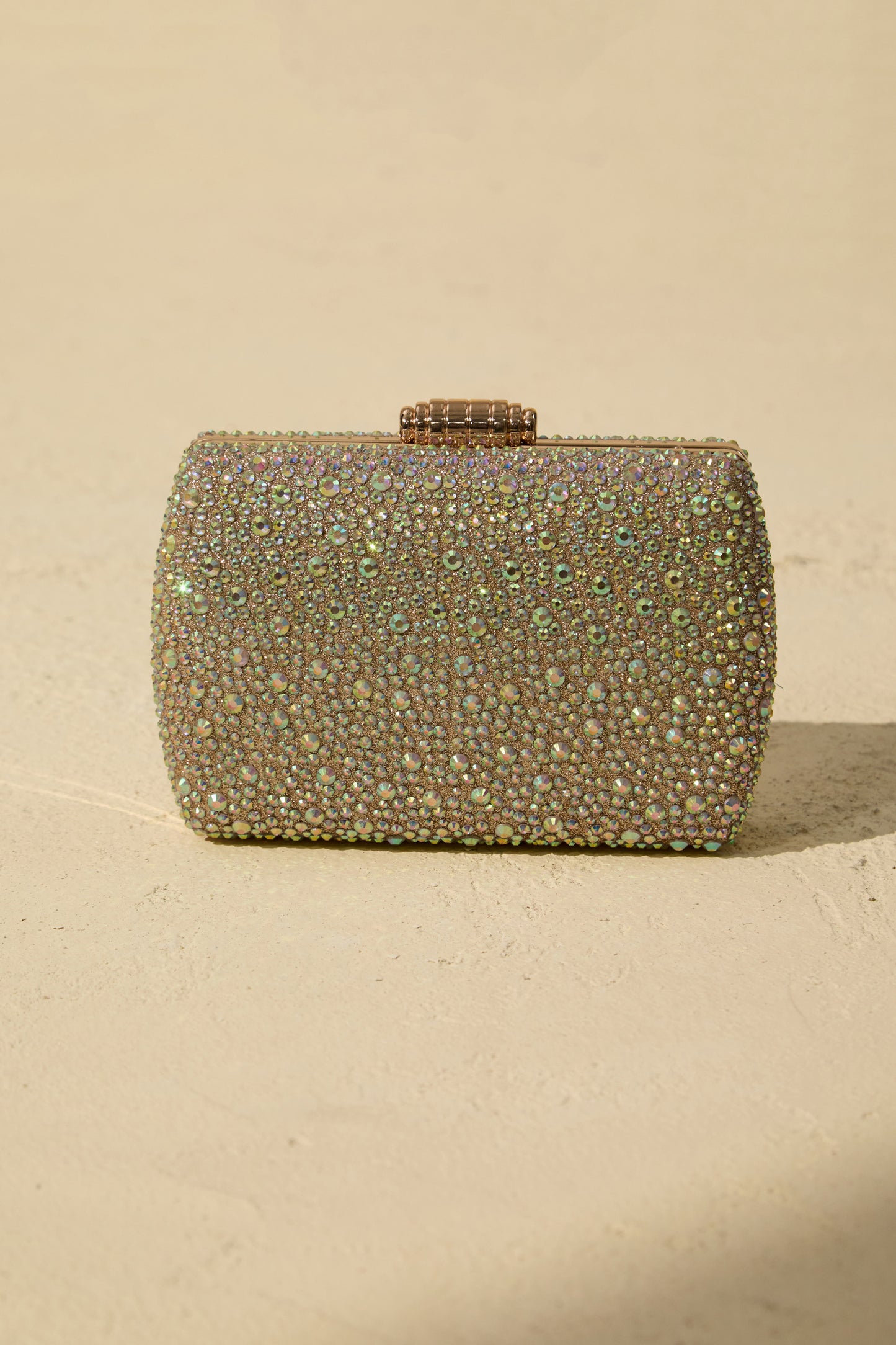 Clutch tipo caja cubierto de cristales