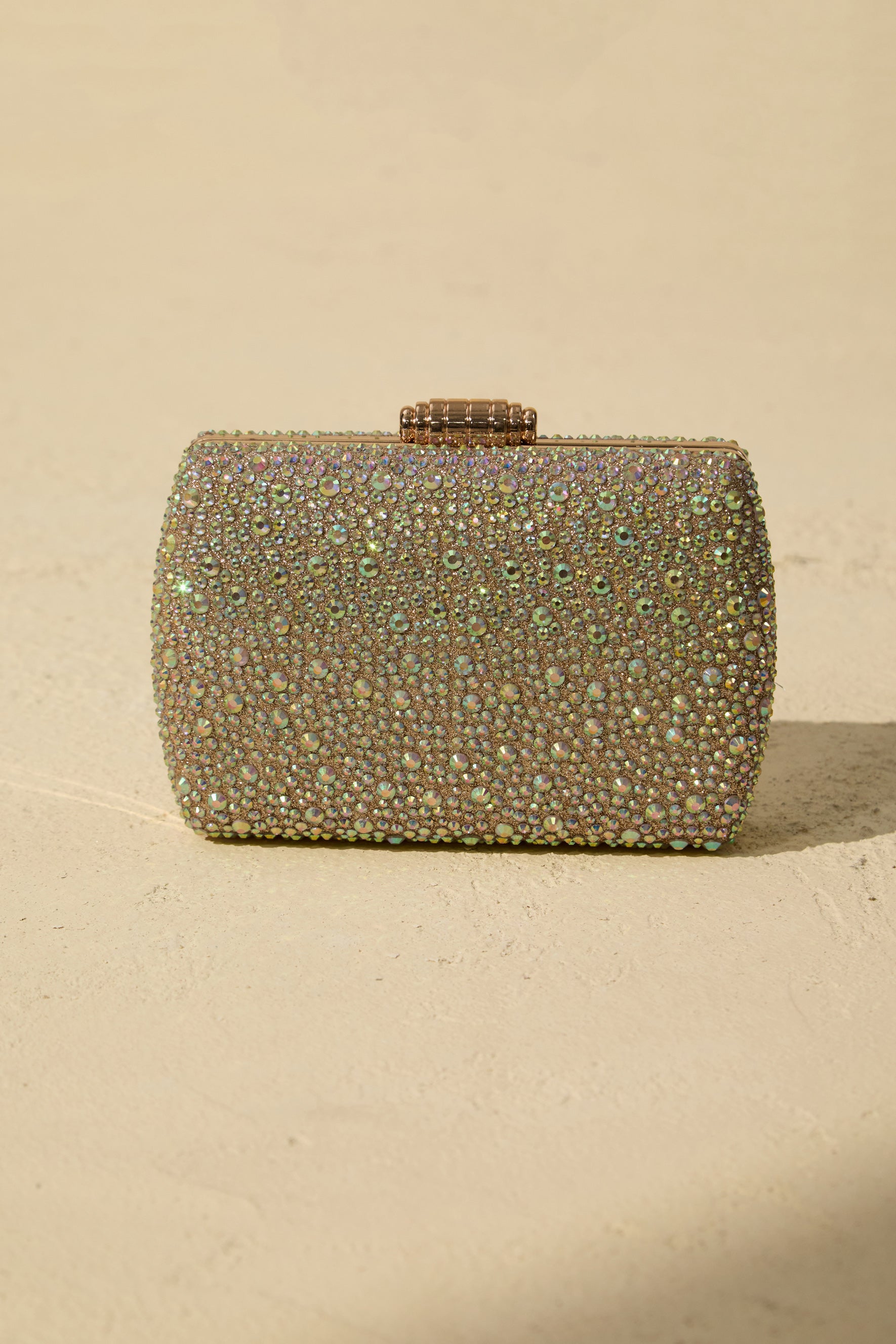 Clutch tipo caja cubierto de cristales