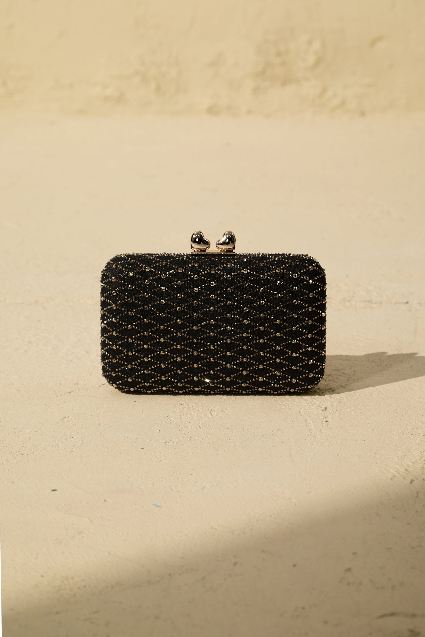 Clutch tipo caja adornado con cristales