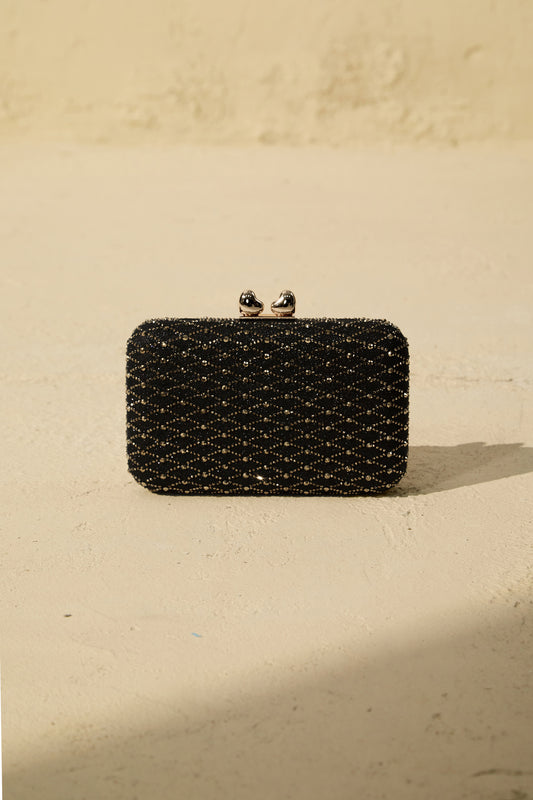 Clutch tipo caja adornado con cristales