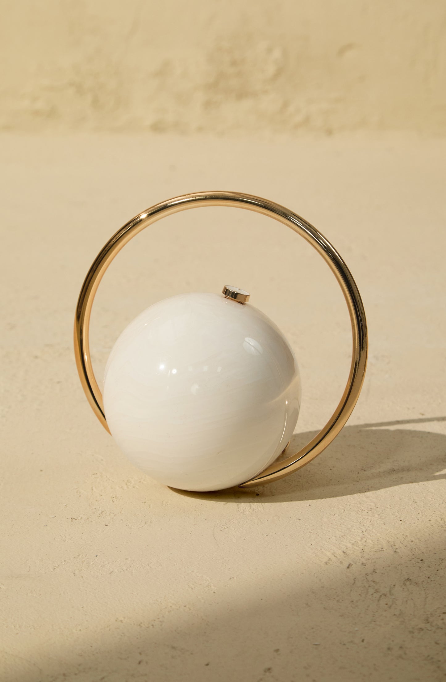 Bolso circular con asa de anillo de acrílico