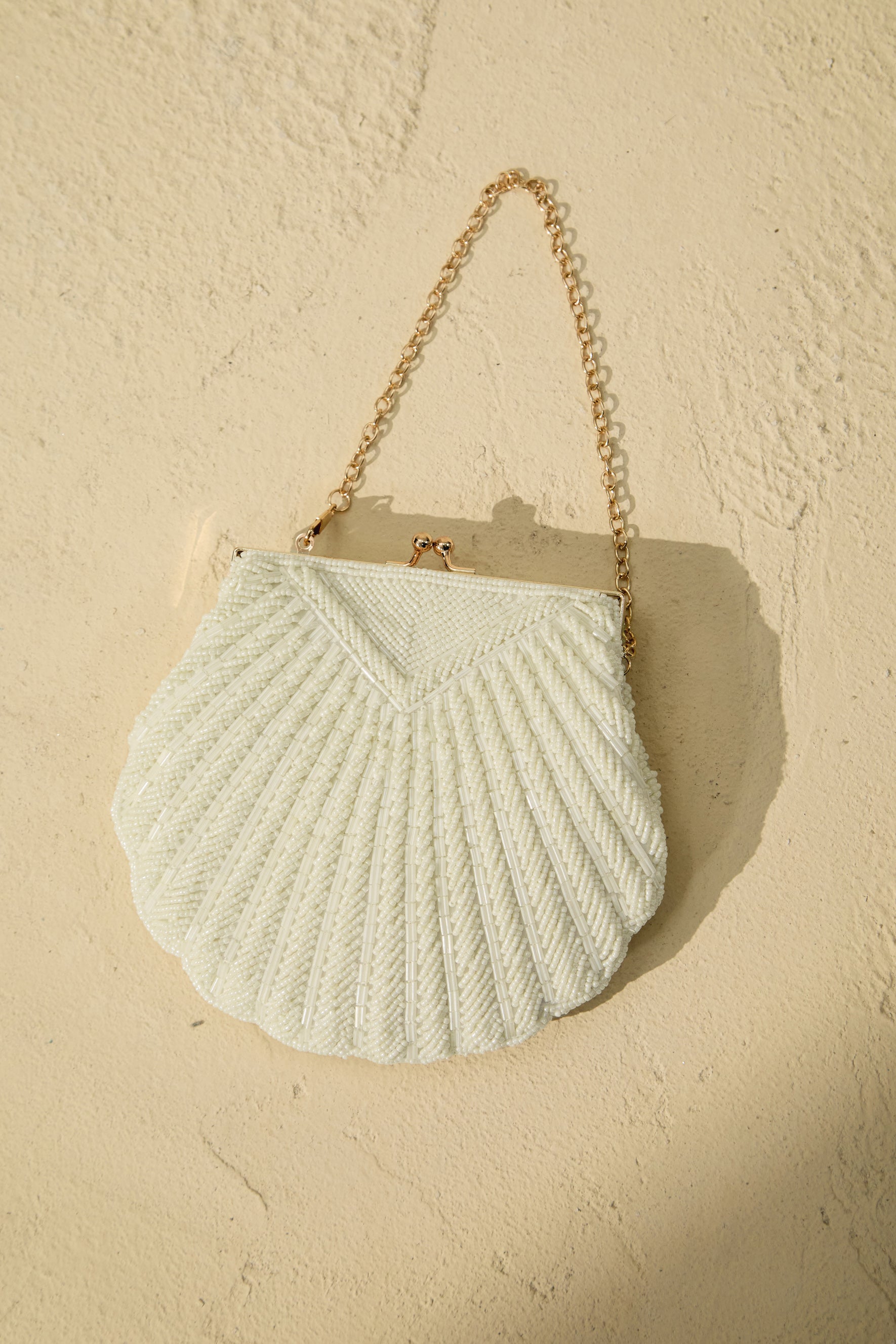 Bolso tejido en forma de concha con perlas