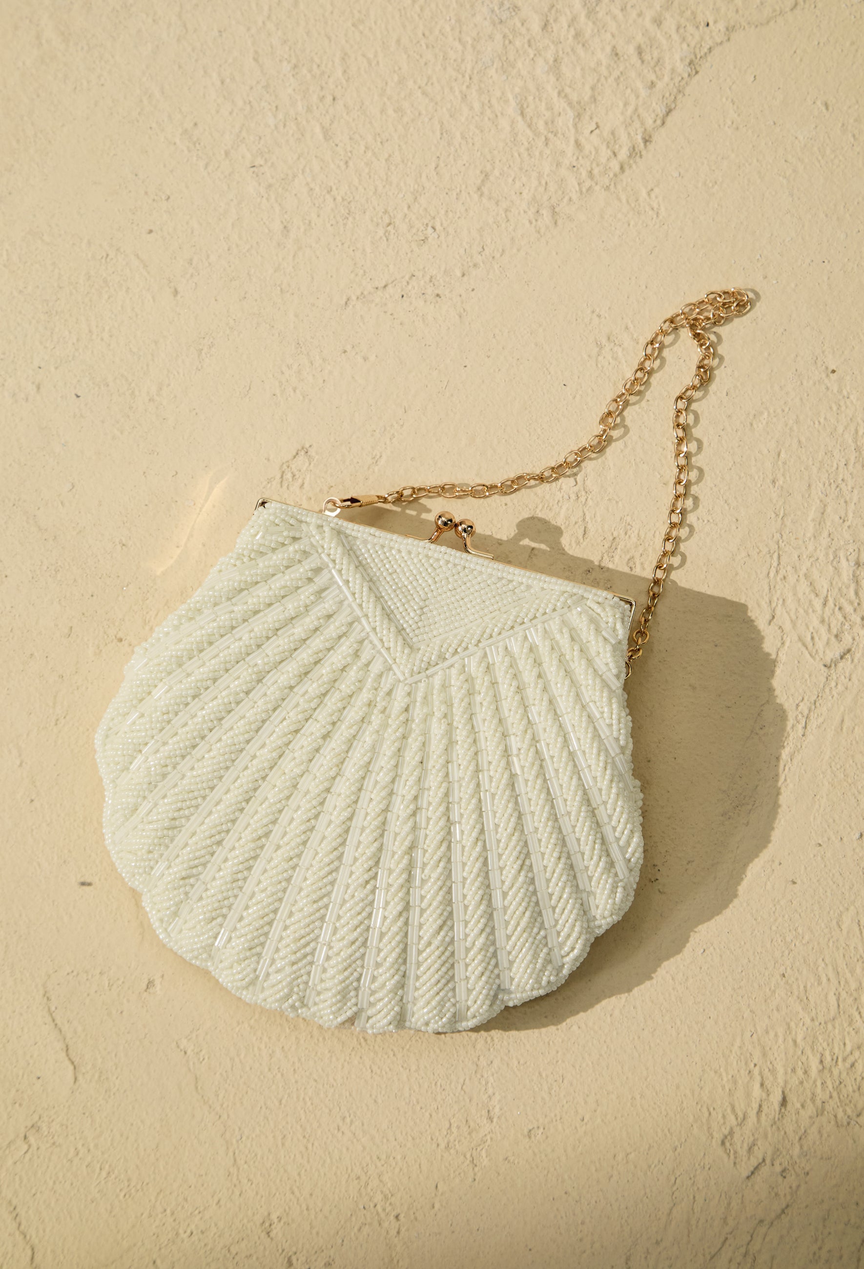 Bolso de concha tejida, en mano