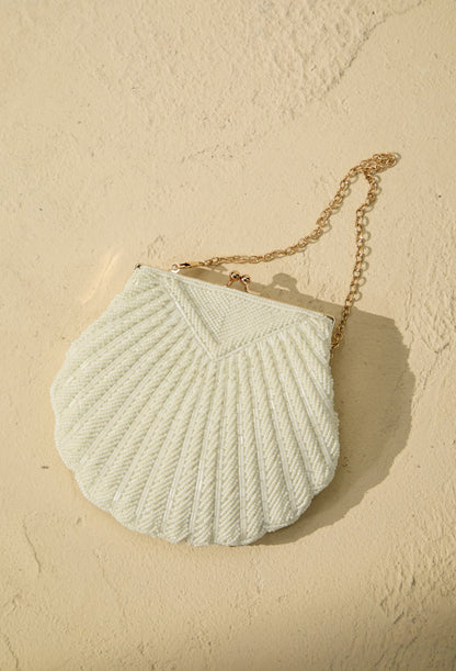 Bolso de concha tejida, en mano