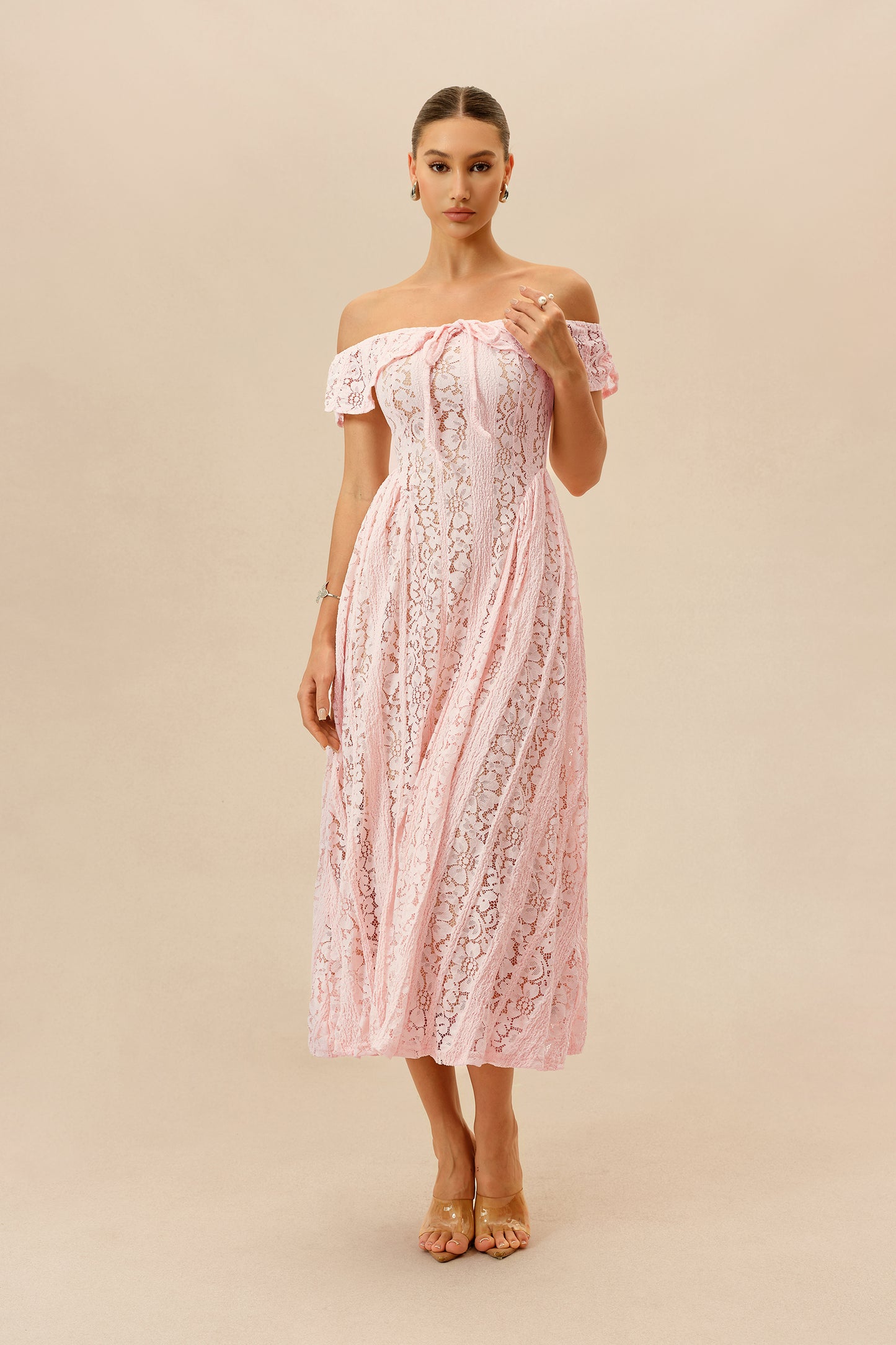 Vestido midi de encaje rosa con hombros descubiertos