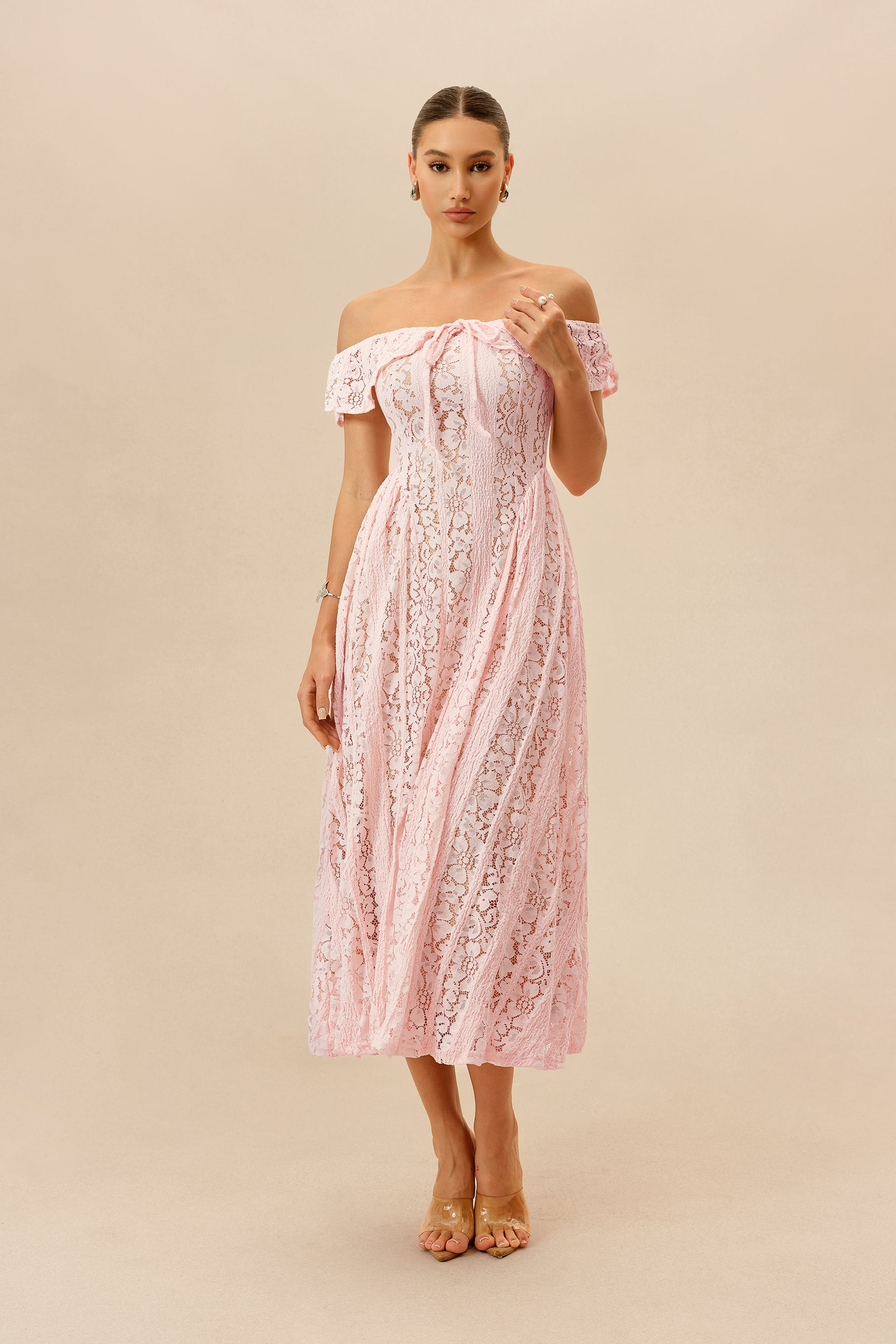 Vestido midi de encaje rosa con hombros descubiertos