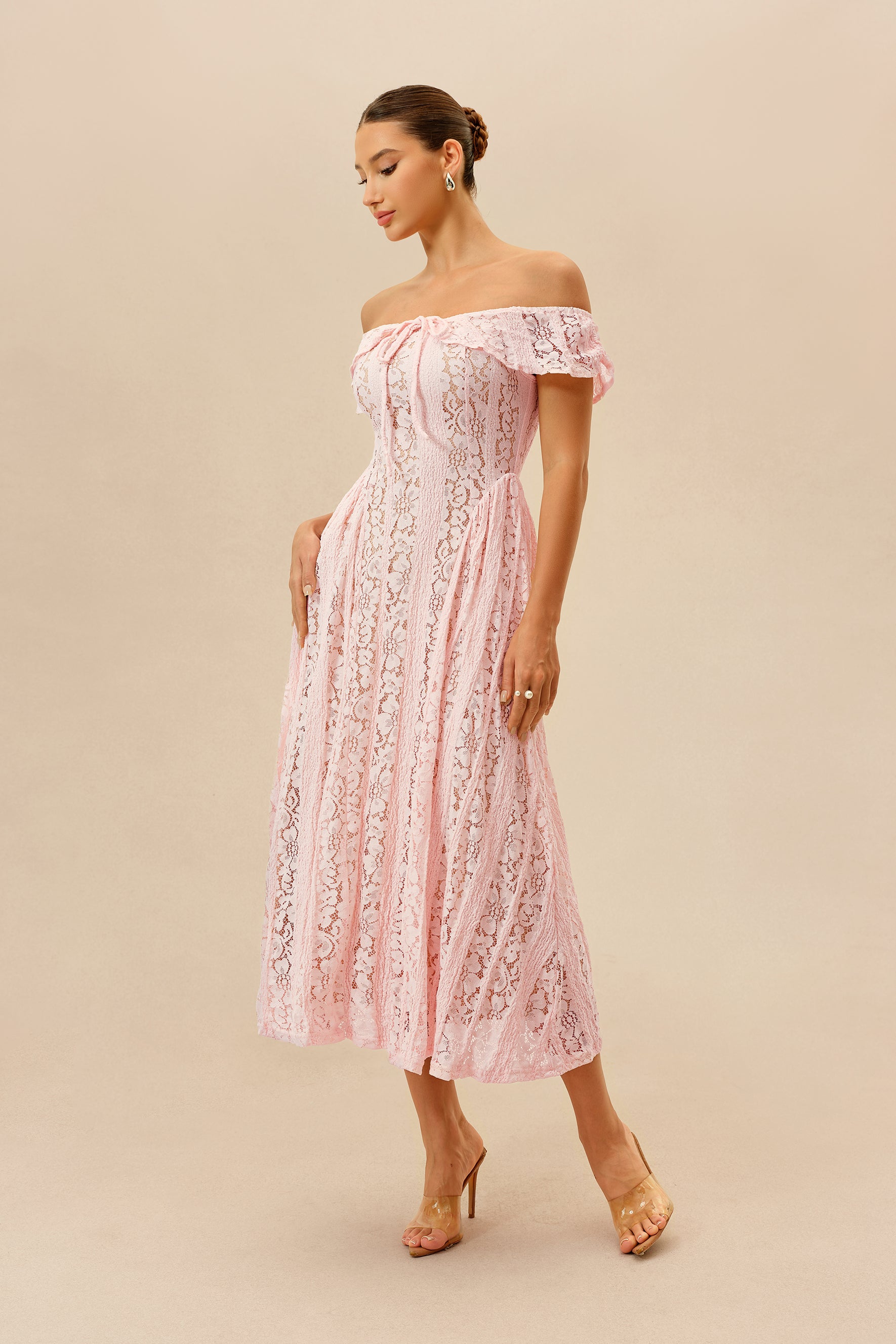 Vestido midi de encaje, detalle del escote
