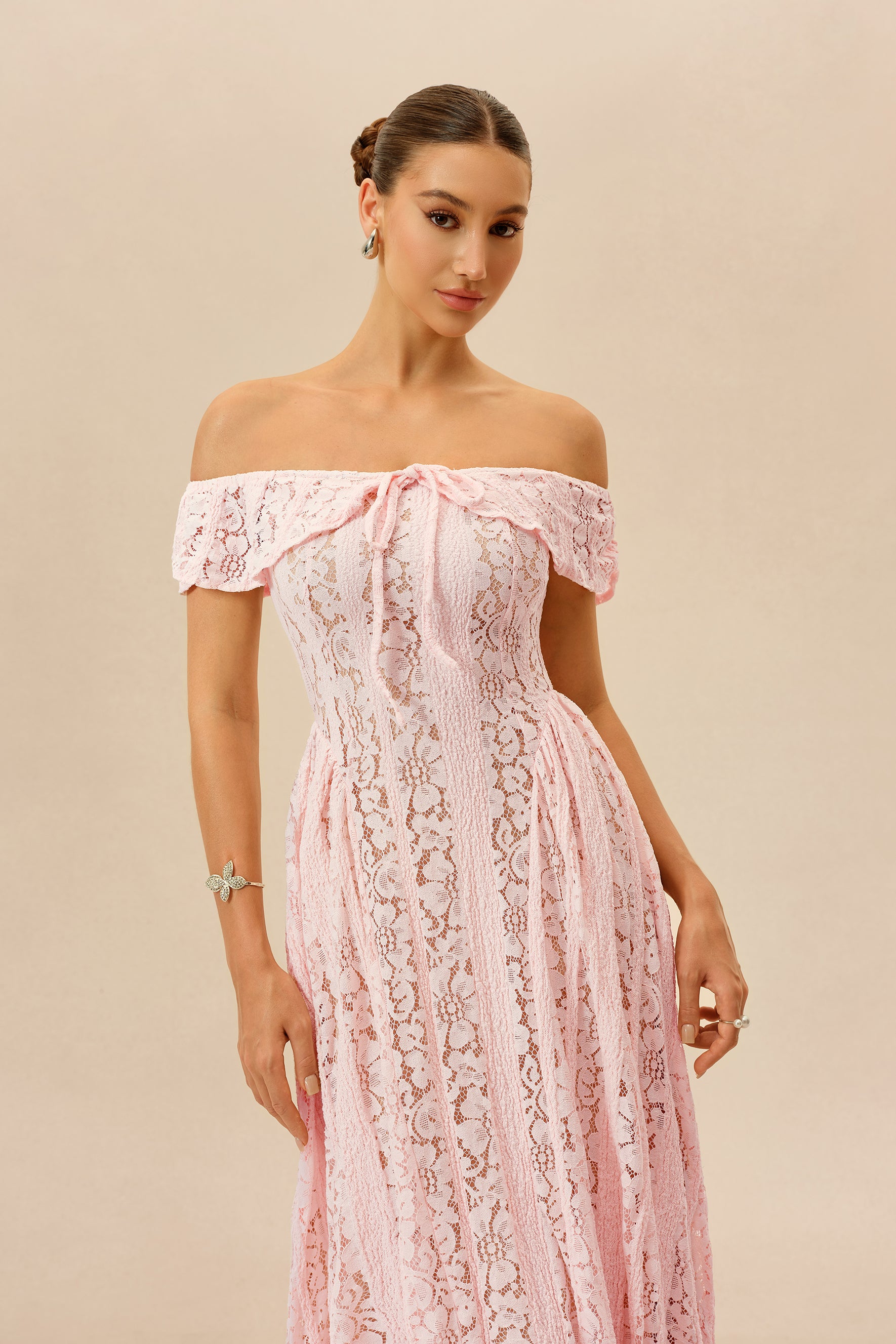 Vestido midi de encaje, movimiento