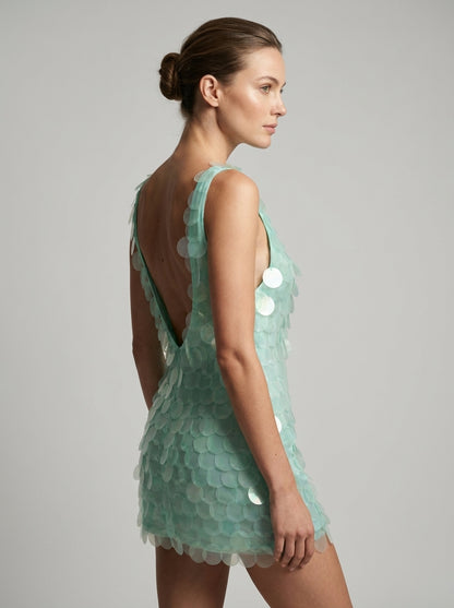 Lily|Vestido mini sin mangas con lentejuelas, escote barco, espalda al aire y brillo