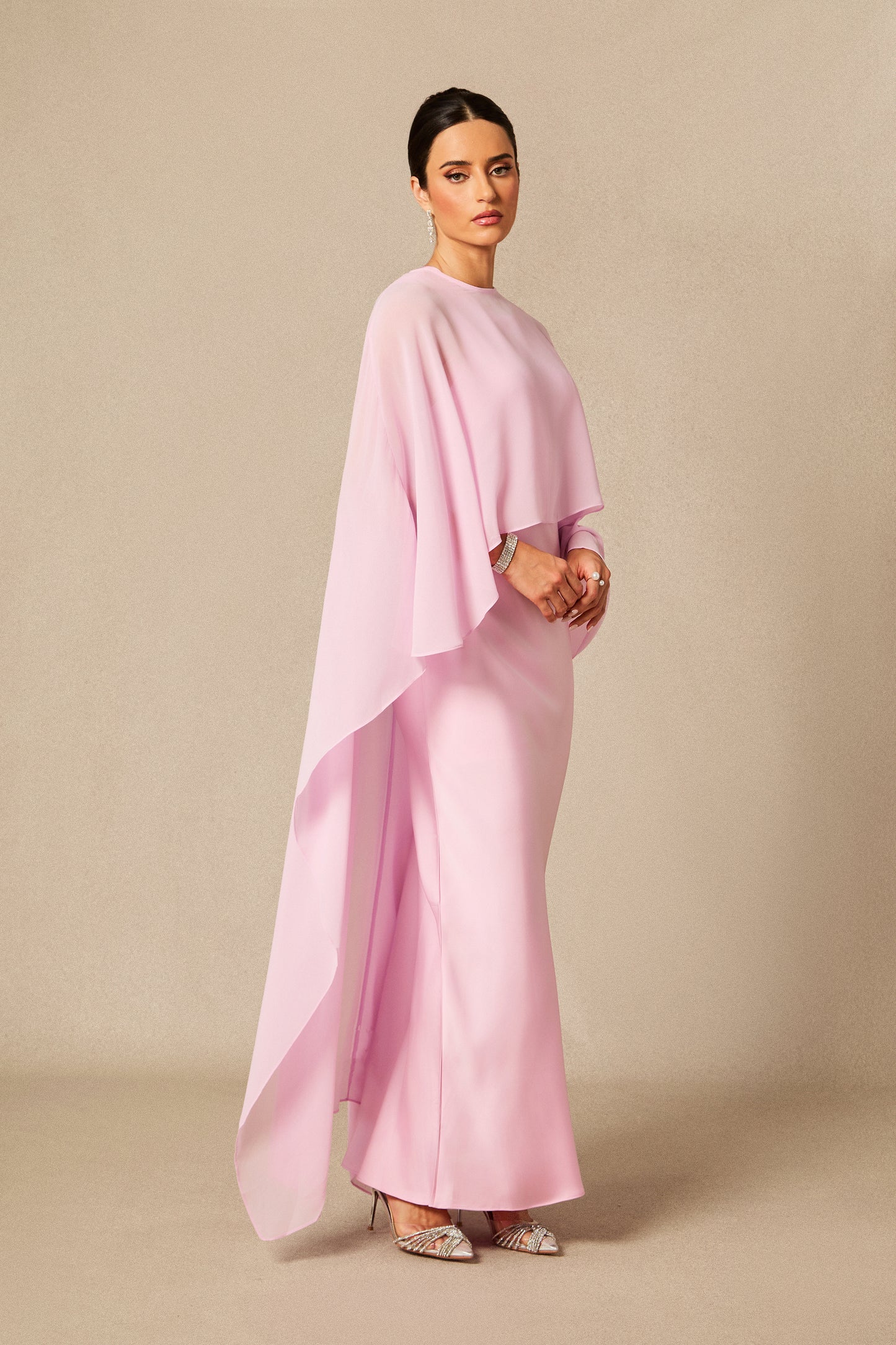 Vestido largo con capa rosa, perfil