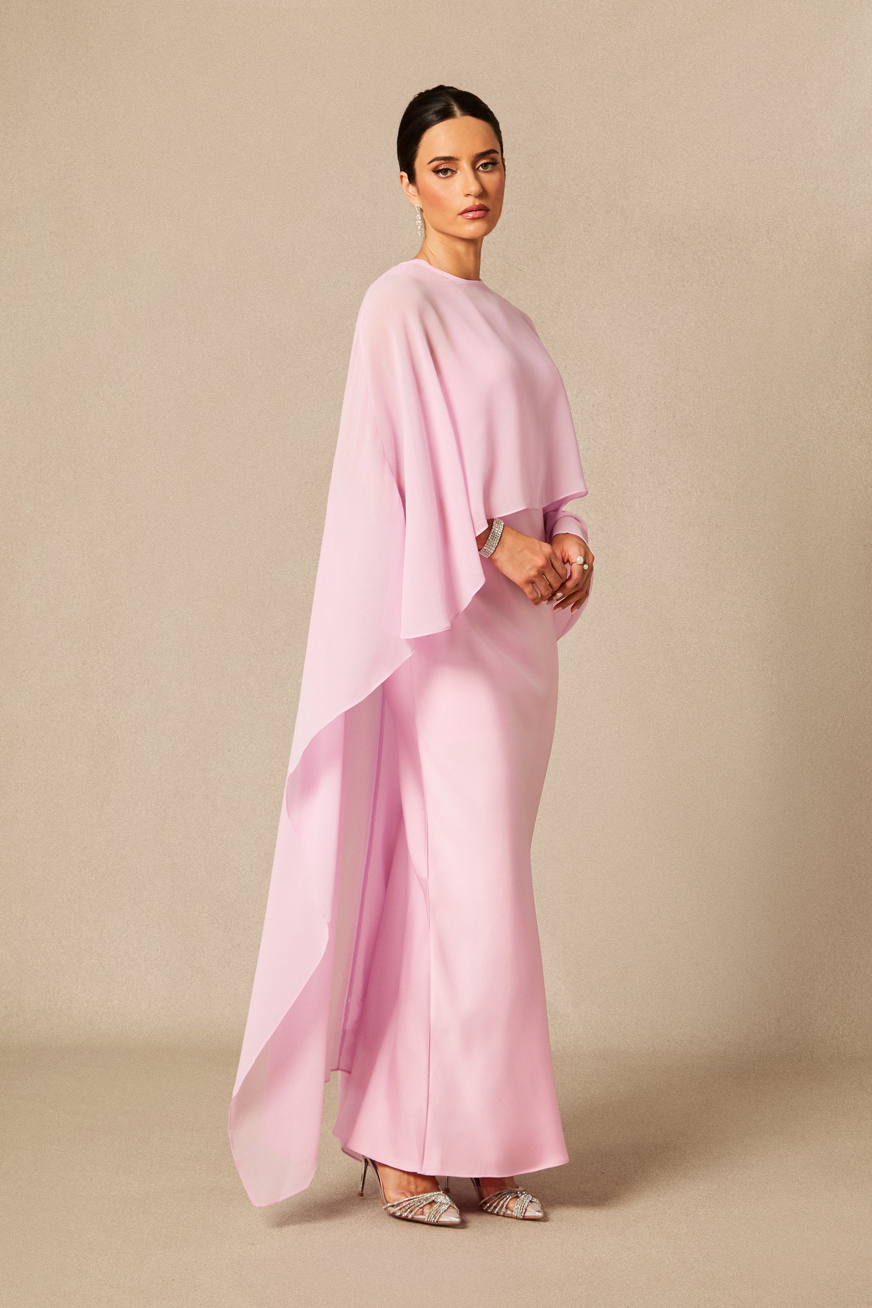 Vestido largo con capa rosa, perfil