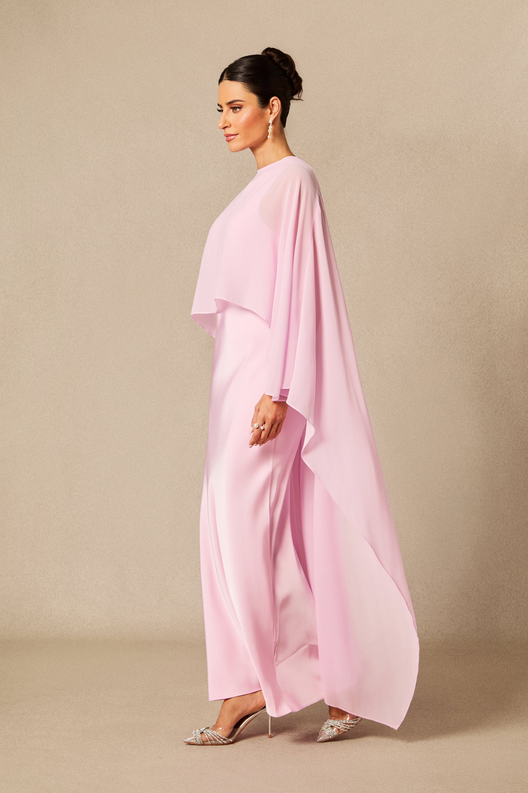 Vestido largo con capa rosa, detalle