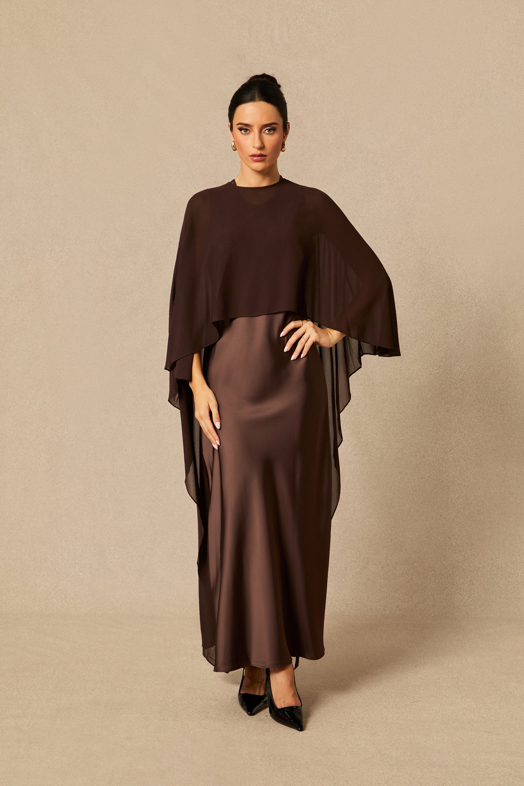 Vestido largo con capa, marrón