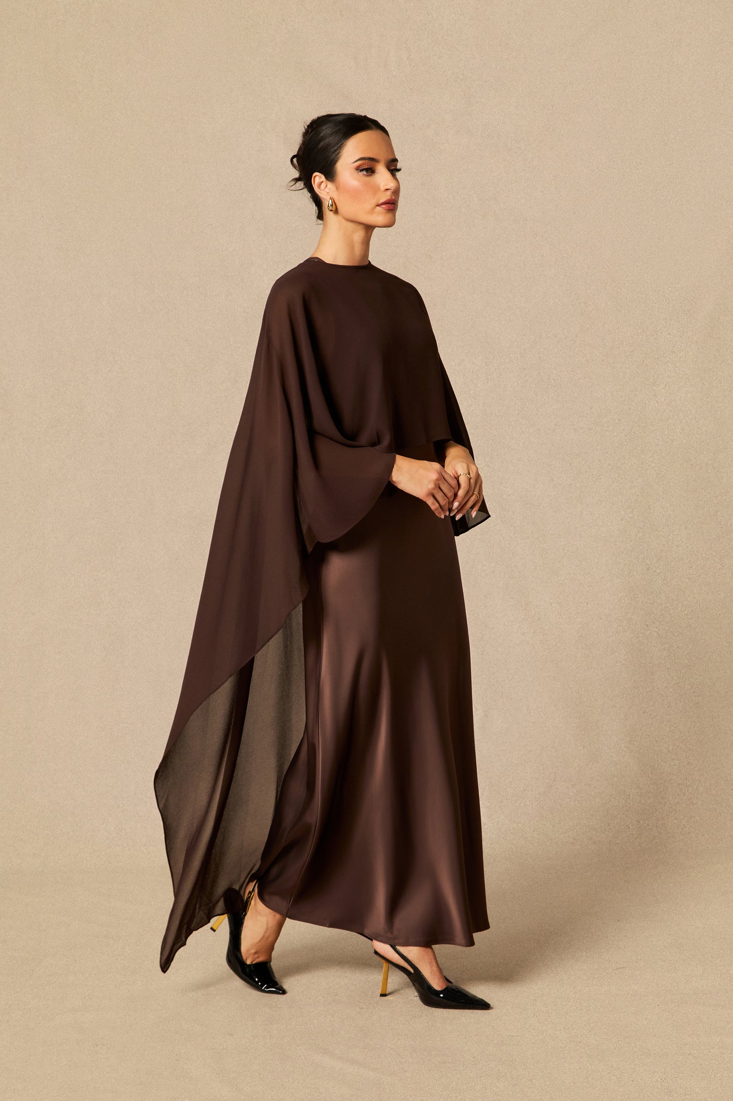 Vestido largo con capa, detalle