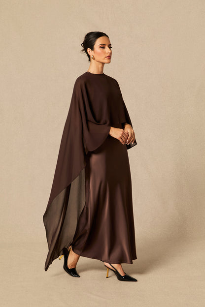 Vestido largo con capa, detalle