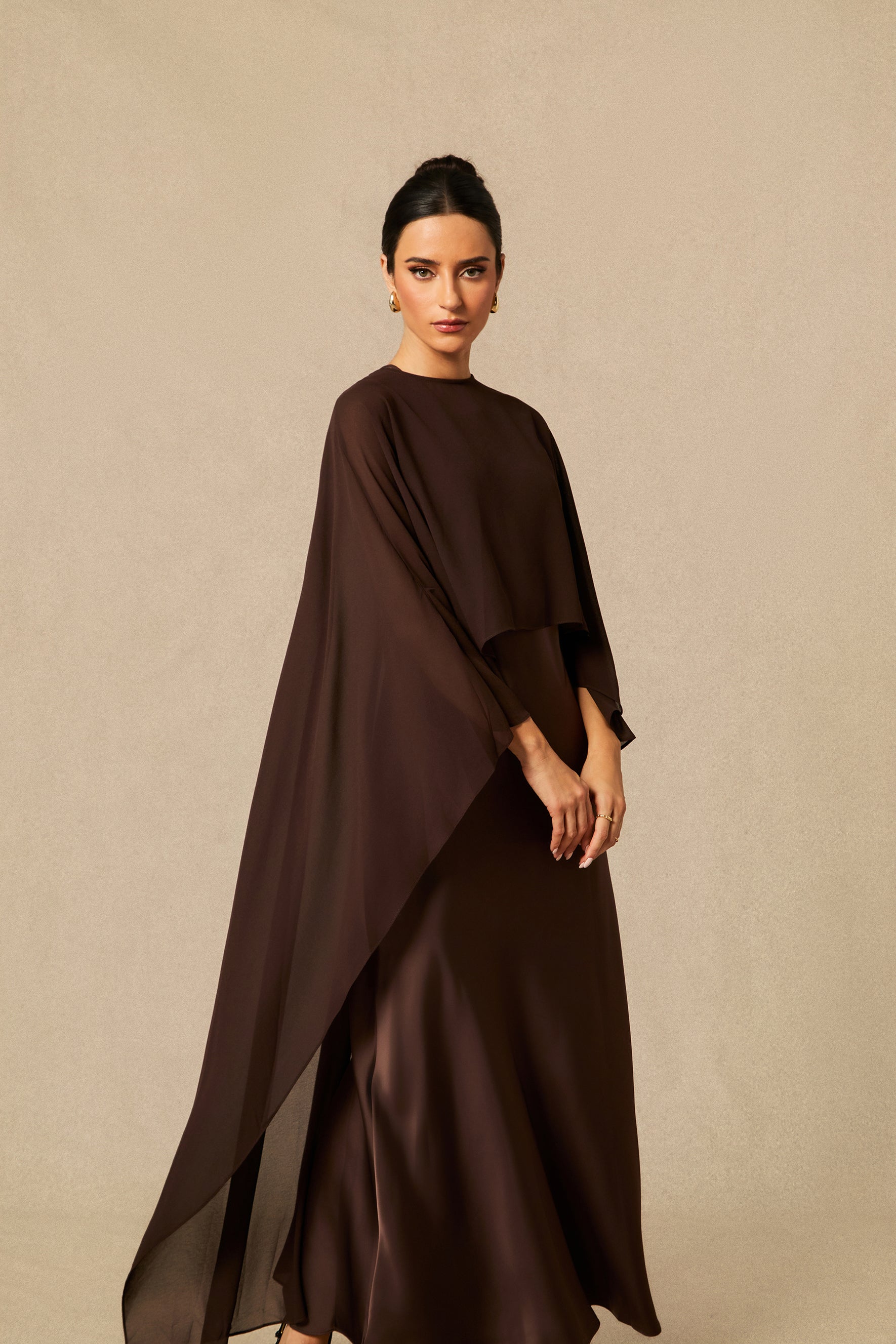 Vestido largo con capa, movimiento