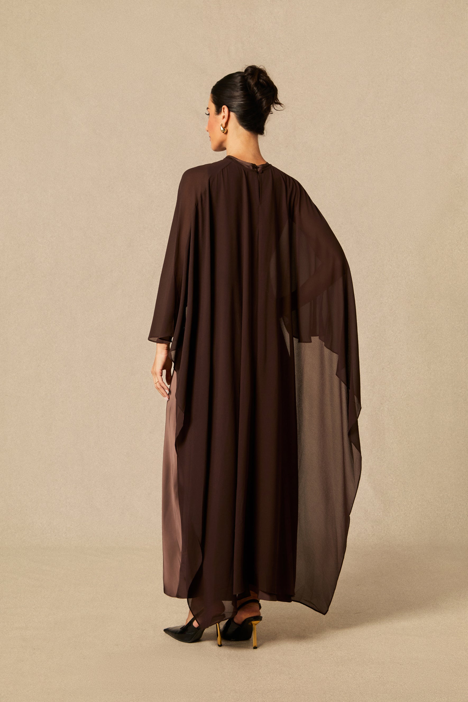 Vestido largo con capa, cuerpo entero