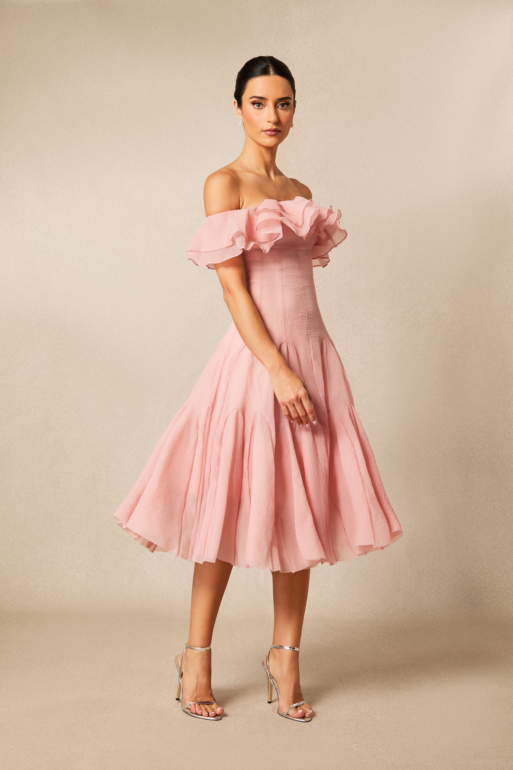 Vestido midi de volantes, tres cuartos