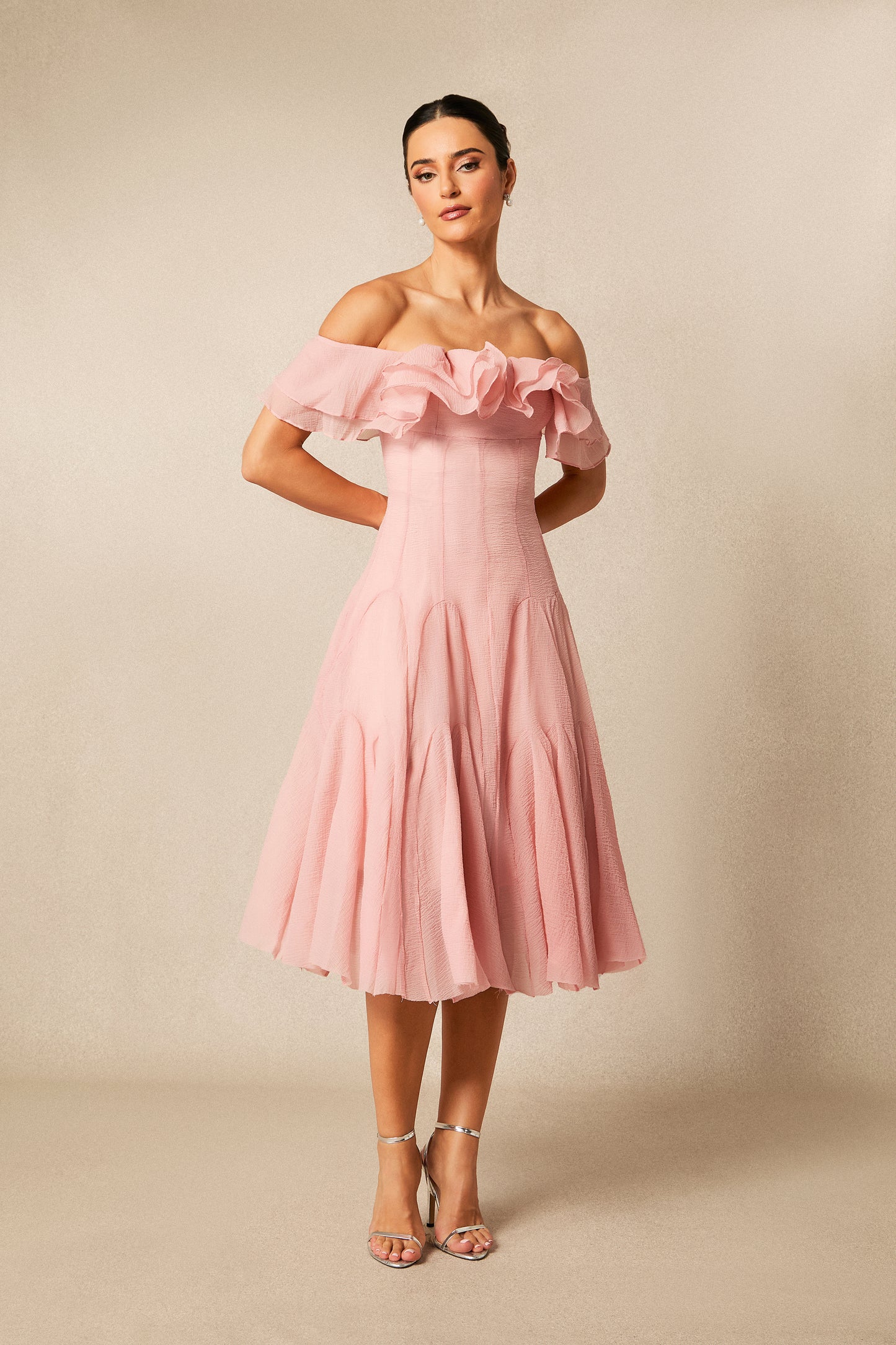 Vestido midi con volantes y hombros descubiertos