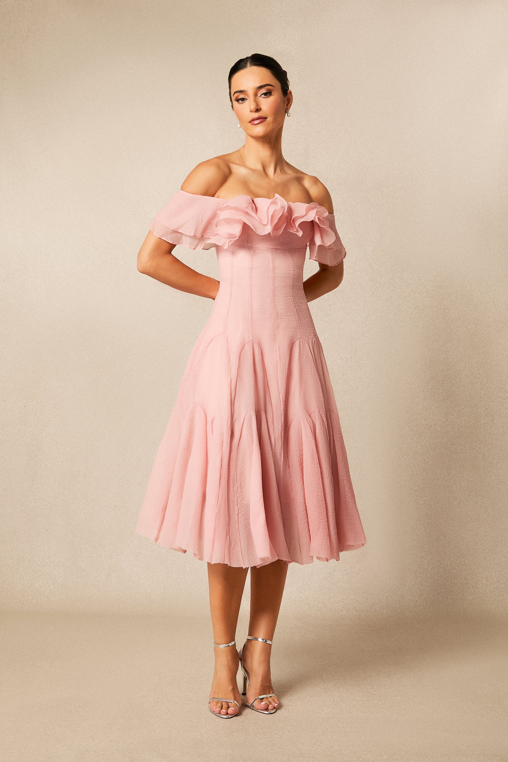 Vestido midi con volantes y hombros descubiertos