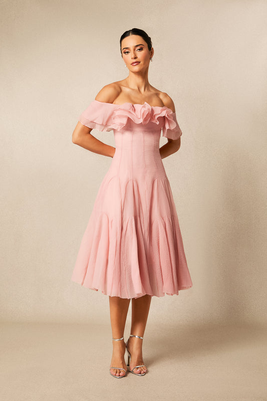 Vestido midi con volantes y hombros descubiertos
