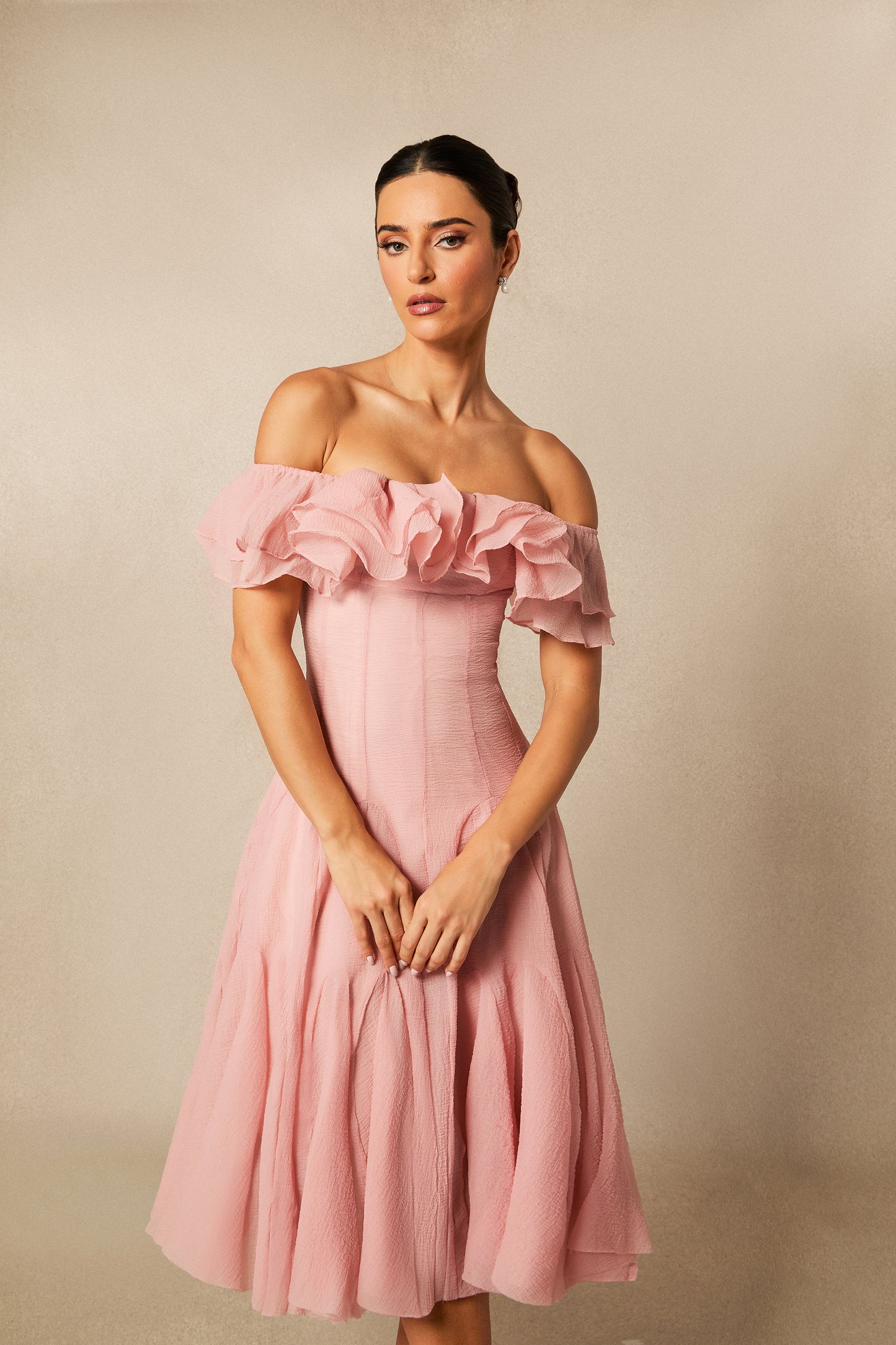 Vestido midi de volantes, detalle del escote