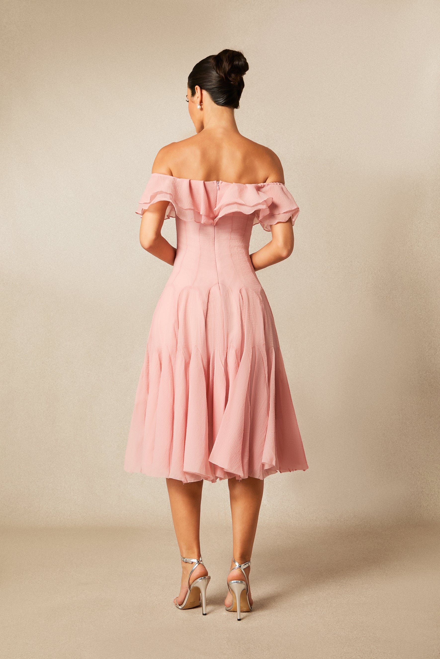 Vestido midi de volantes, sentada