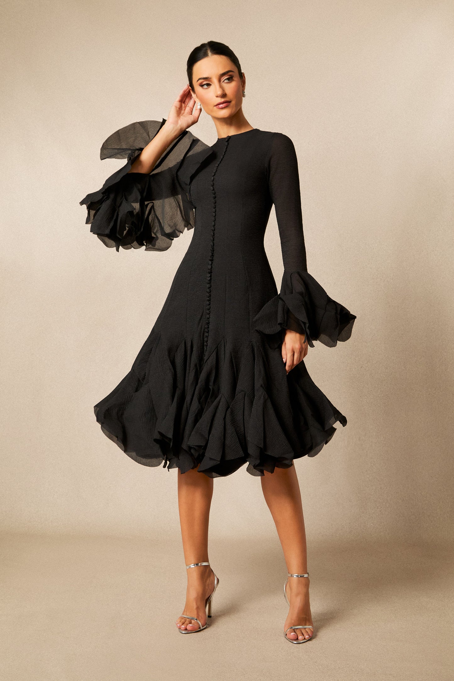 Vestido midi manga larga en negro, frontal