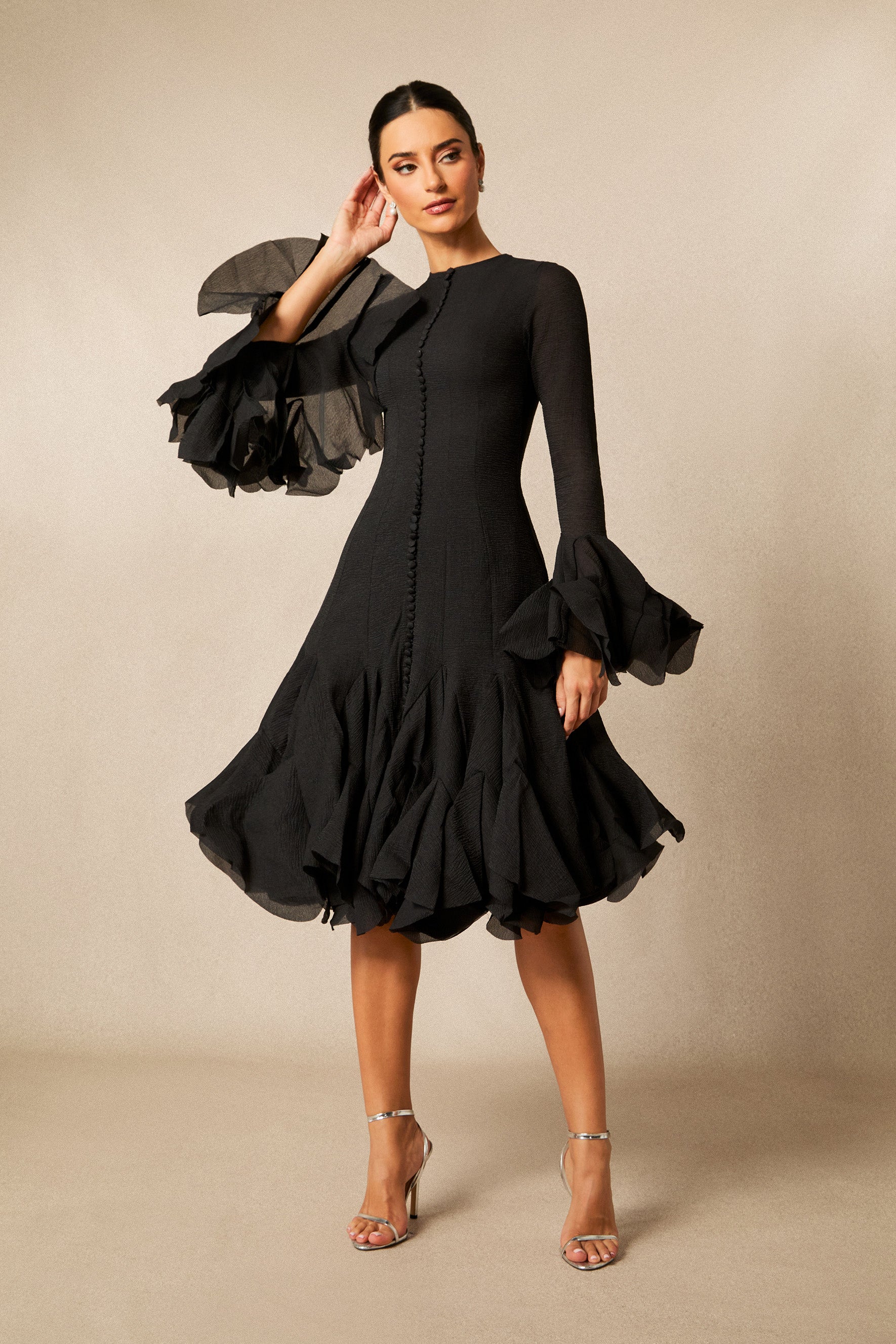 Vestido midi manga larga en negro, frontal