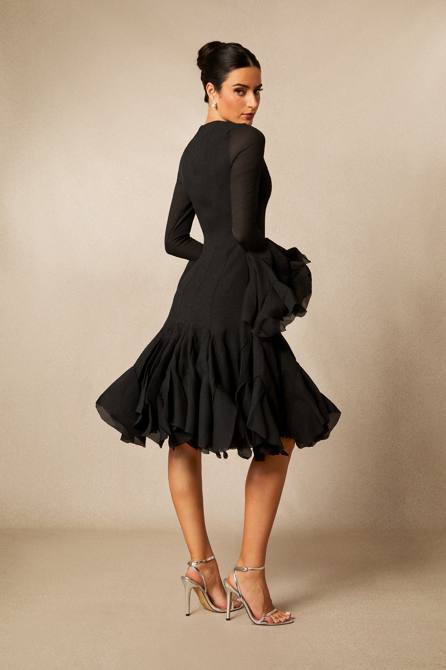 Vestido midi manga larga en negro, detalle