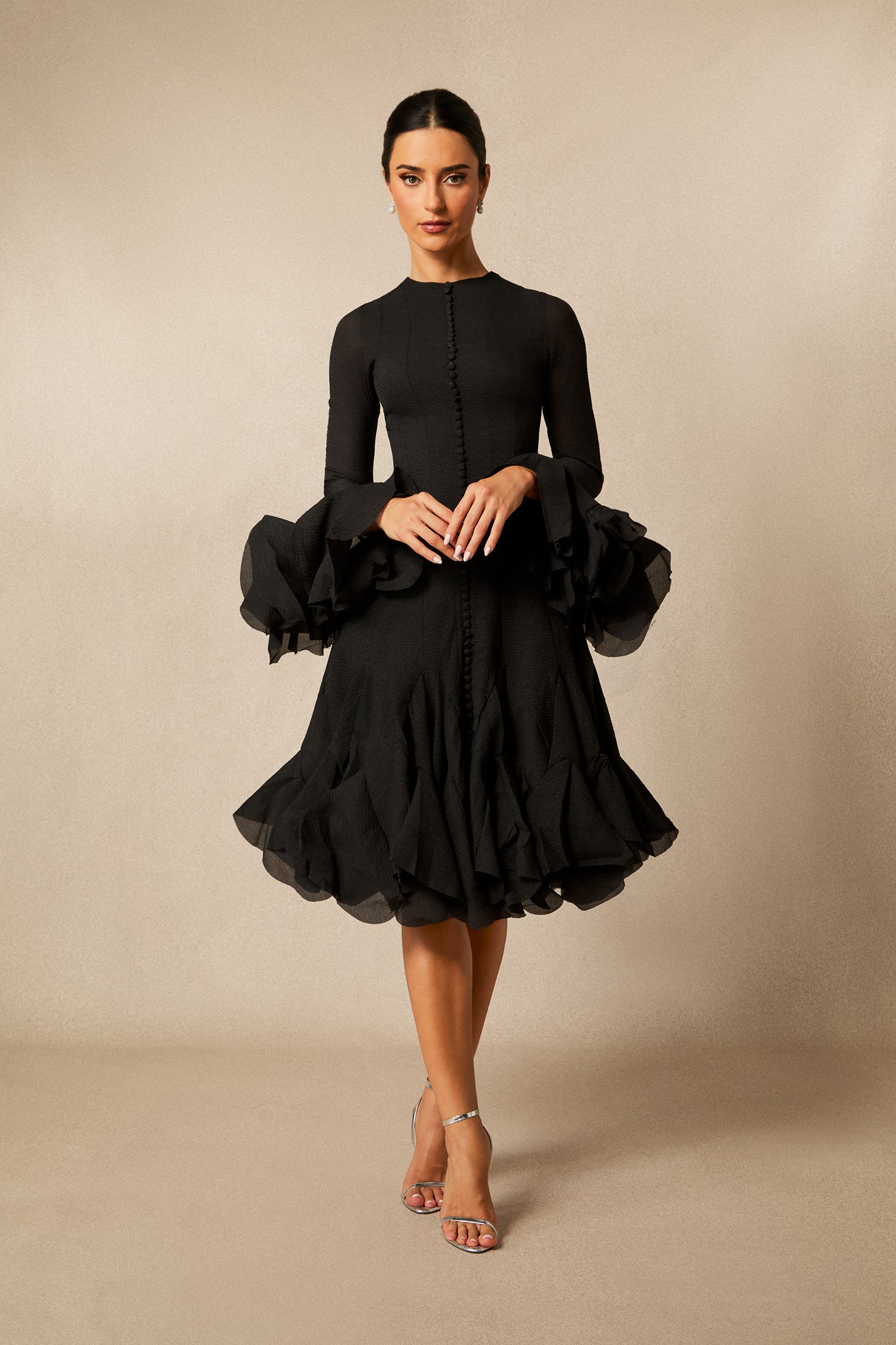 Vestido midi manga larga en negro, espalda