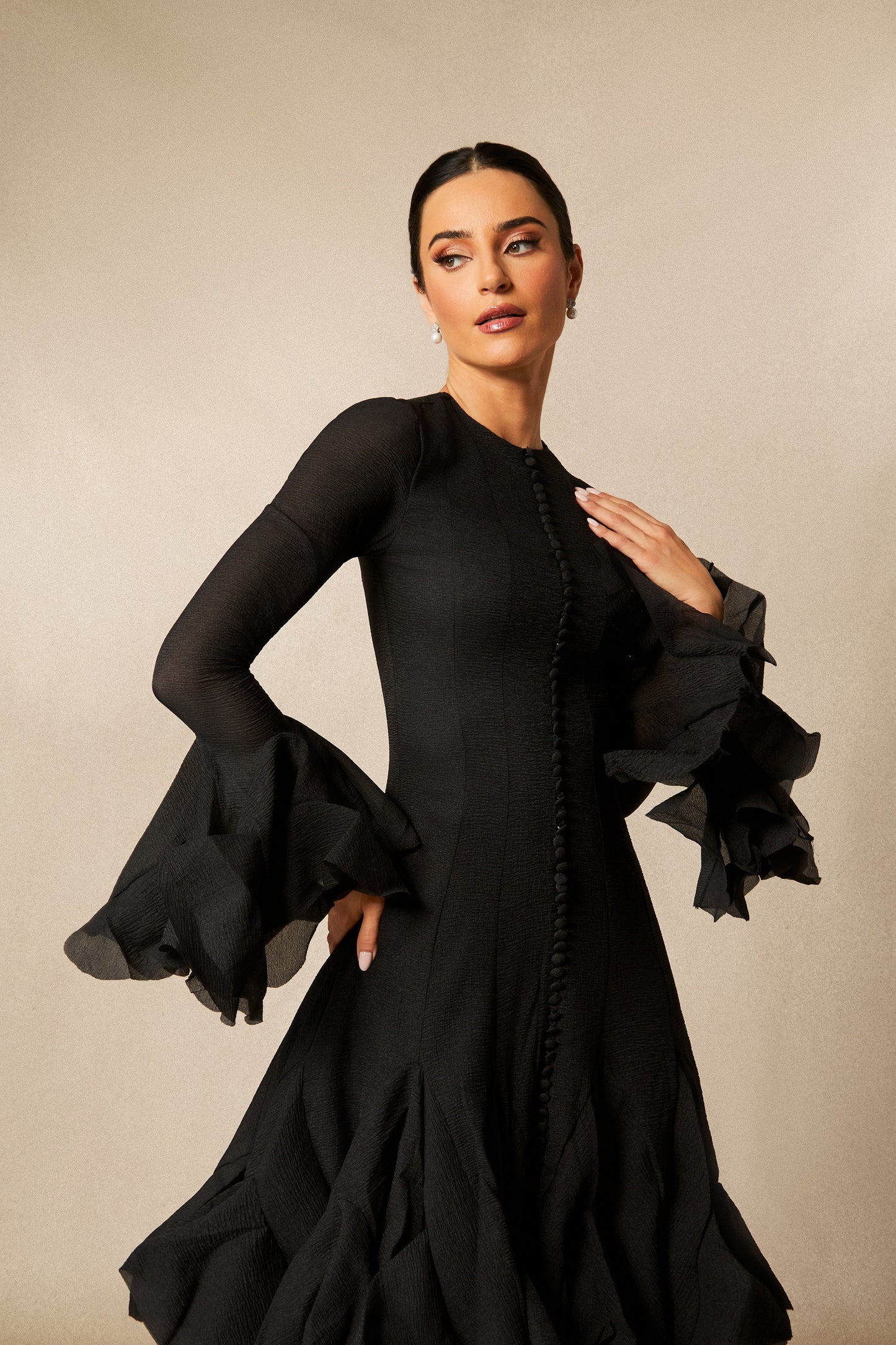 Vestido midi manga larga en negro, cuerpo entero