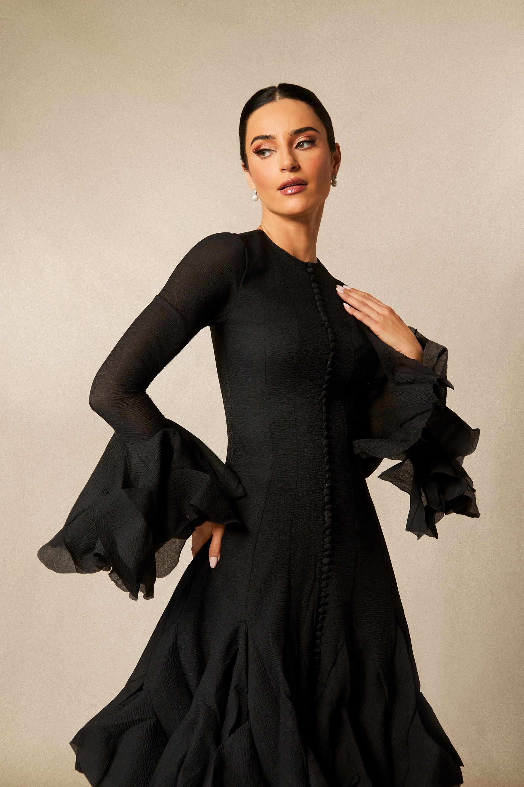 Vestido midi manga larga en negro, cuerpo entero