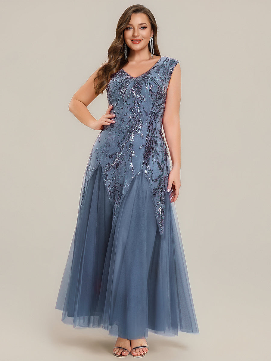 Vestido largo de tul bordado en azul marino ahumado